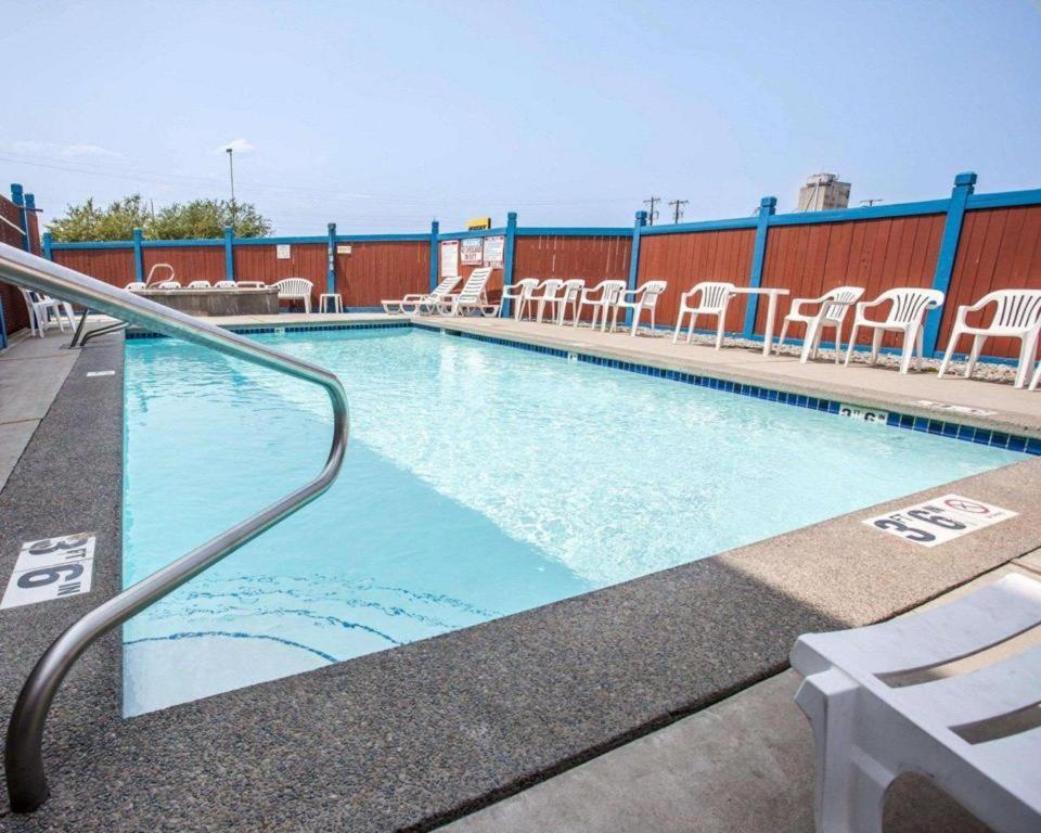 Rodeway Inn & Suites photo 4