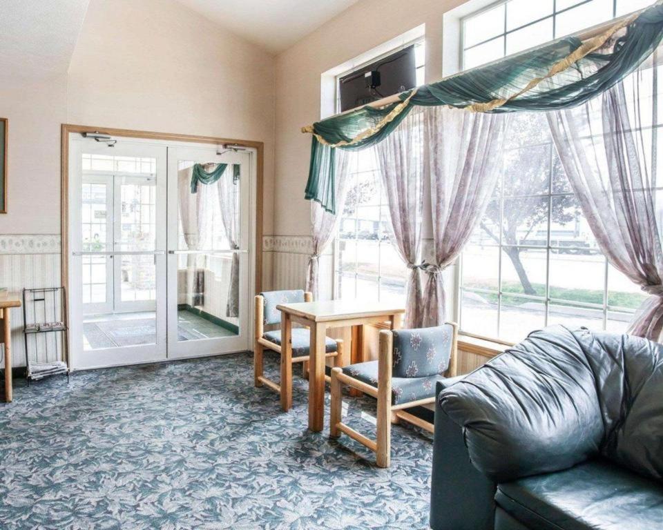 Rodeway Inn & Suites photo 7
