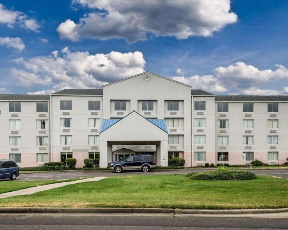 Rodeway Inn photo 1