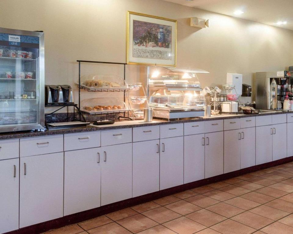 Rodeway Inn photo 7