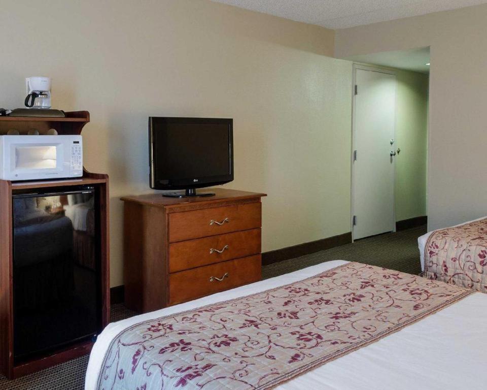 Rodeway Inn photo 10