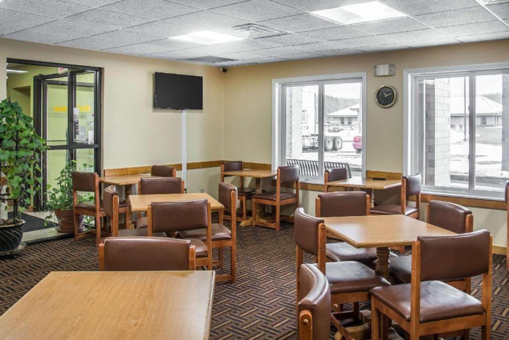Econo Lodge photo 24