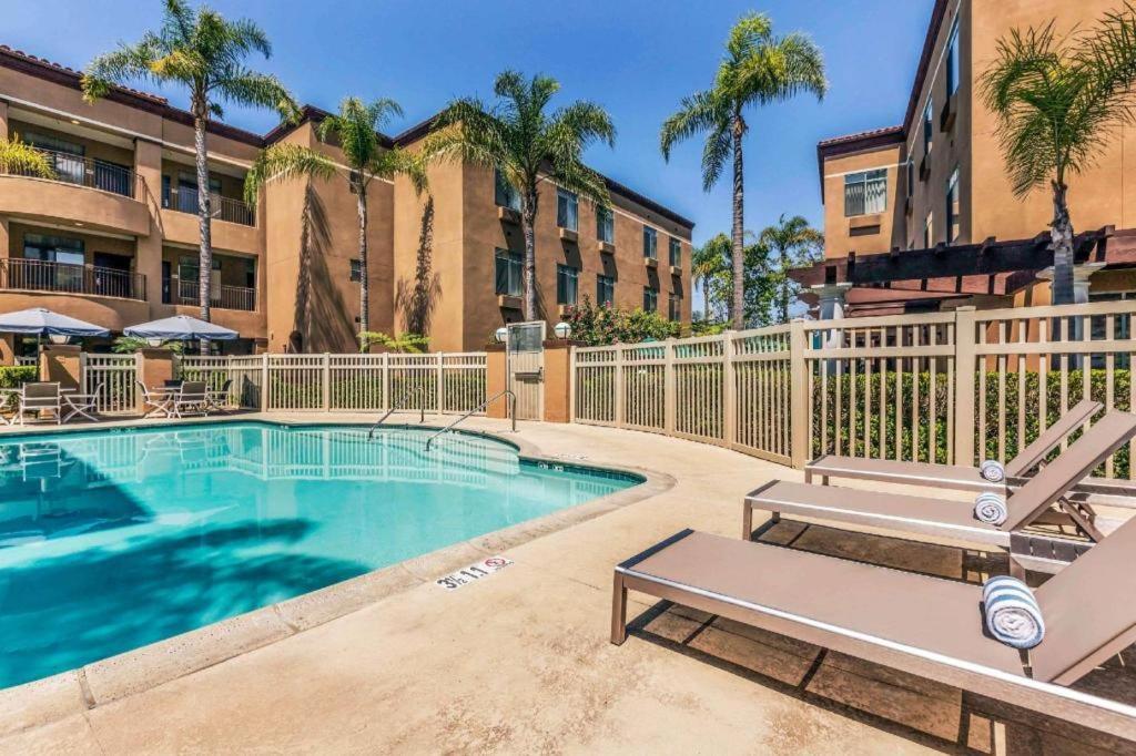 Ramada Suites by Wyndham San Diego photo 2