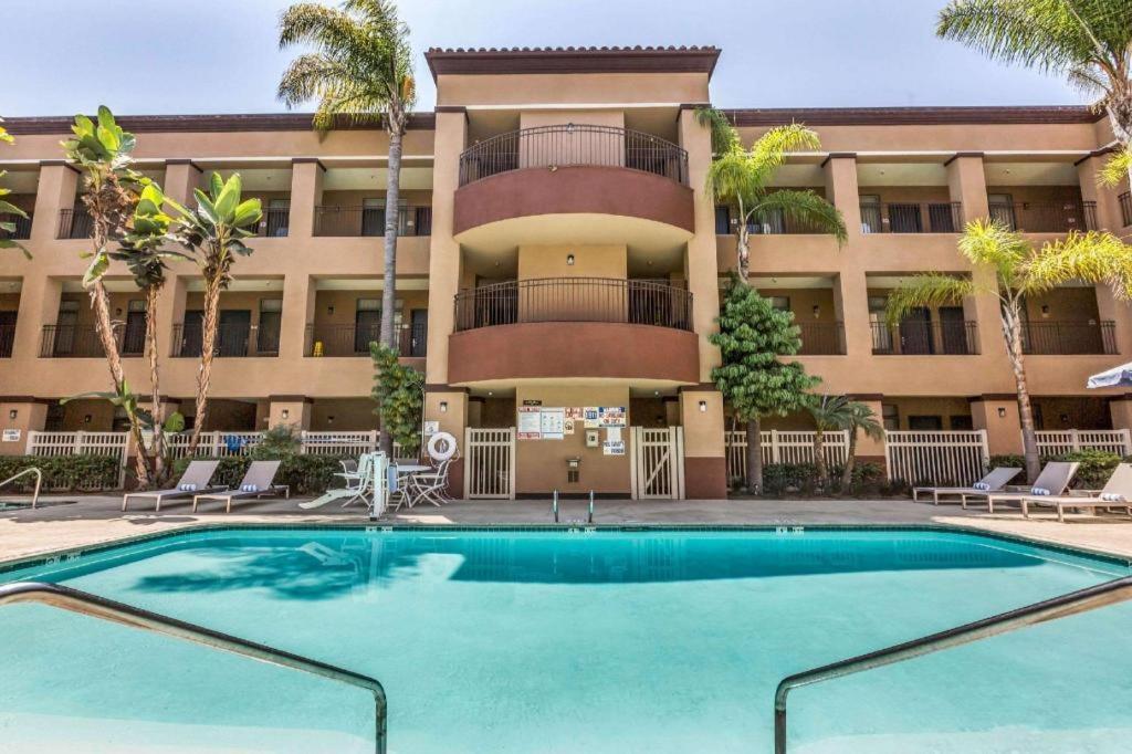 Ramada Suites by Wyndham San Diego photo 8