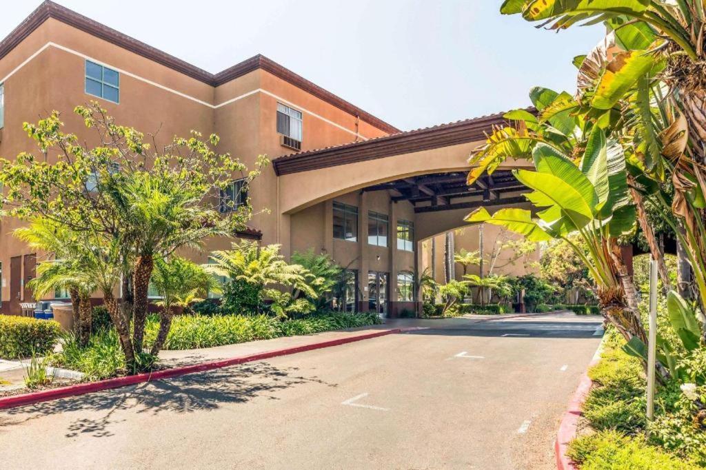 Ramada Suites by Wyndham San Diego photo 9