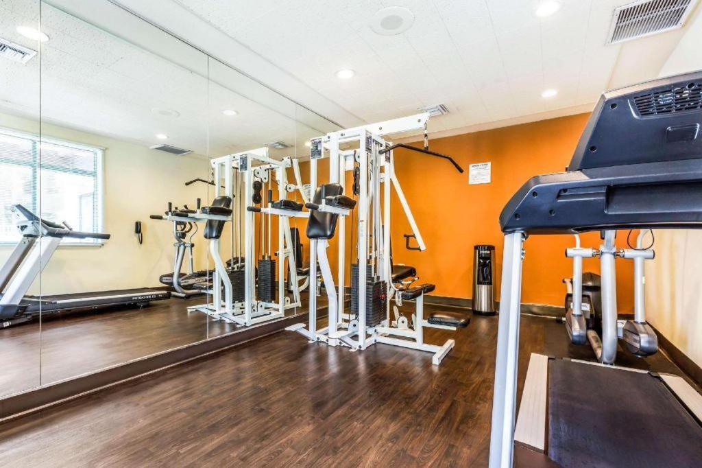 Ramada Suites by Wyndham San Diego photo 12