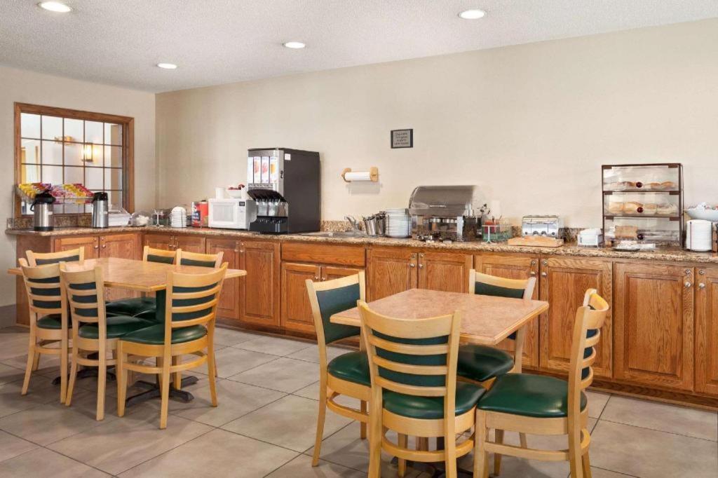 Country Inn & Suites by Radisson, Fort Dodge, IA photo 2