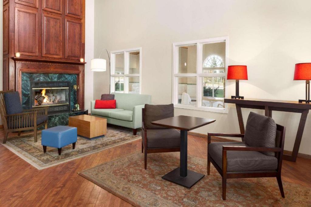 Country Inn & Suites by Radisson, Fort Dodge, IA photo 3