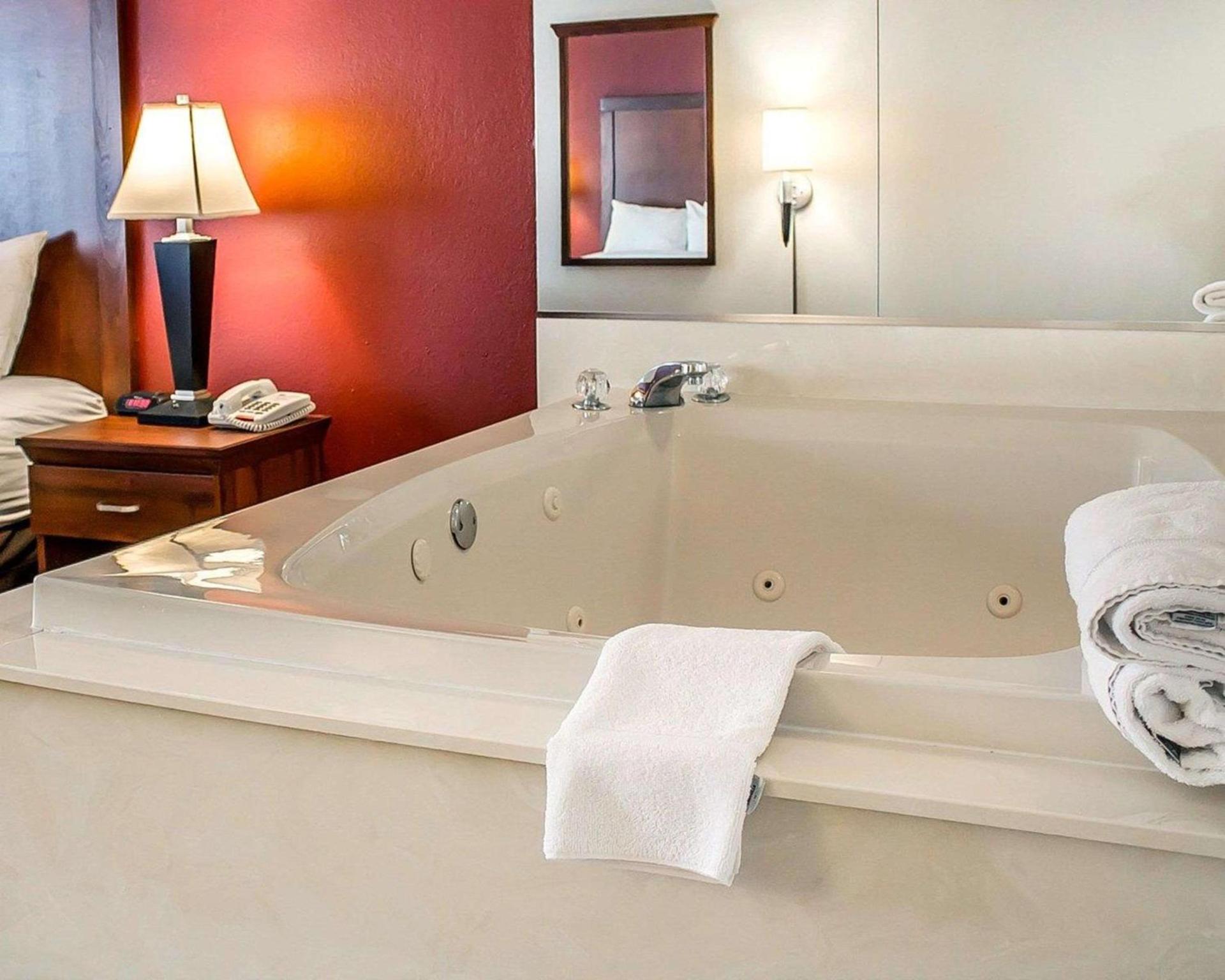 Quality Inn Lima Northeast photo 32