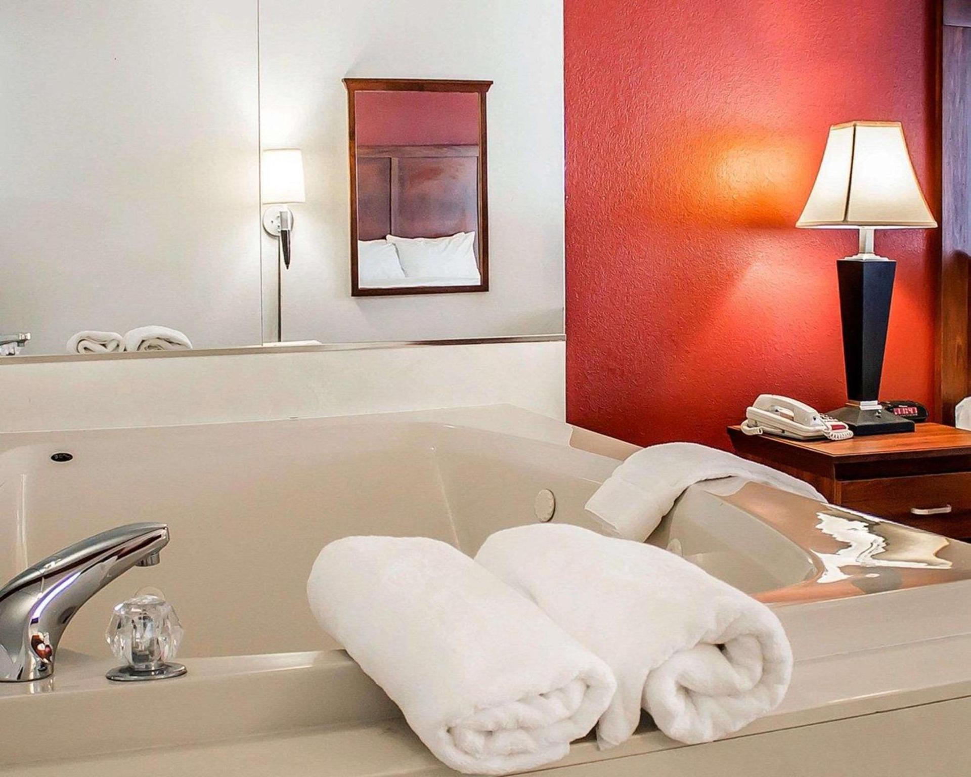 Quality Inn Lima Northeast photo 43