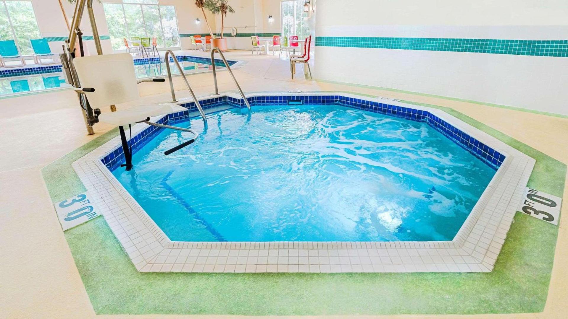 Country Inn & Suites by Radisson, Appleton Airport - Fox River Mall Area photo 7