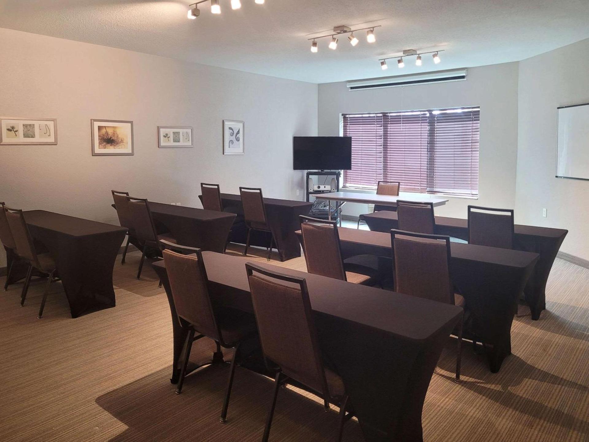Country Inn & Suites by Radisson, Appleton Airport - Fox River Mall Area photo 12