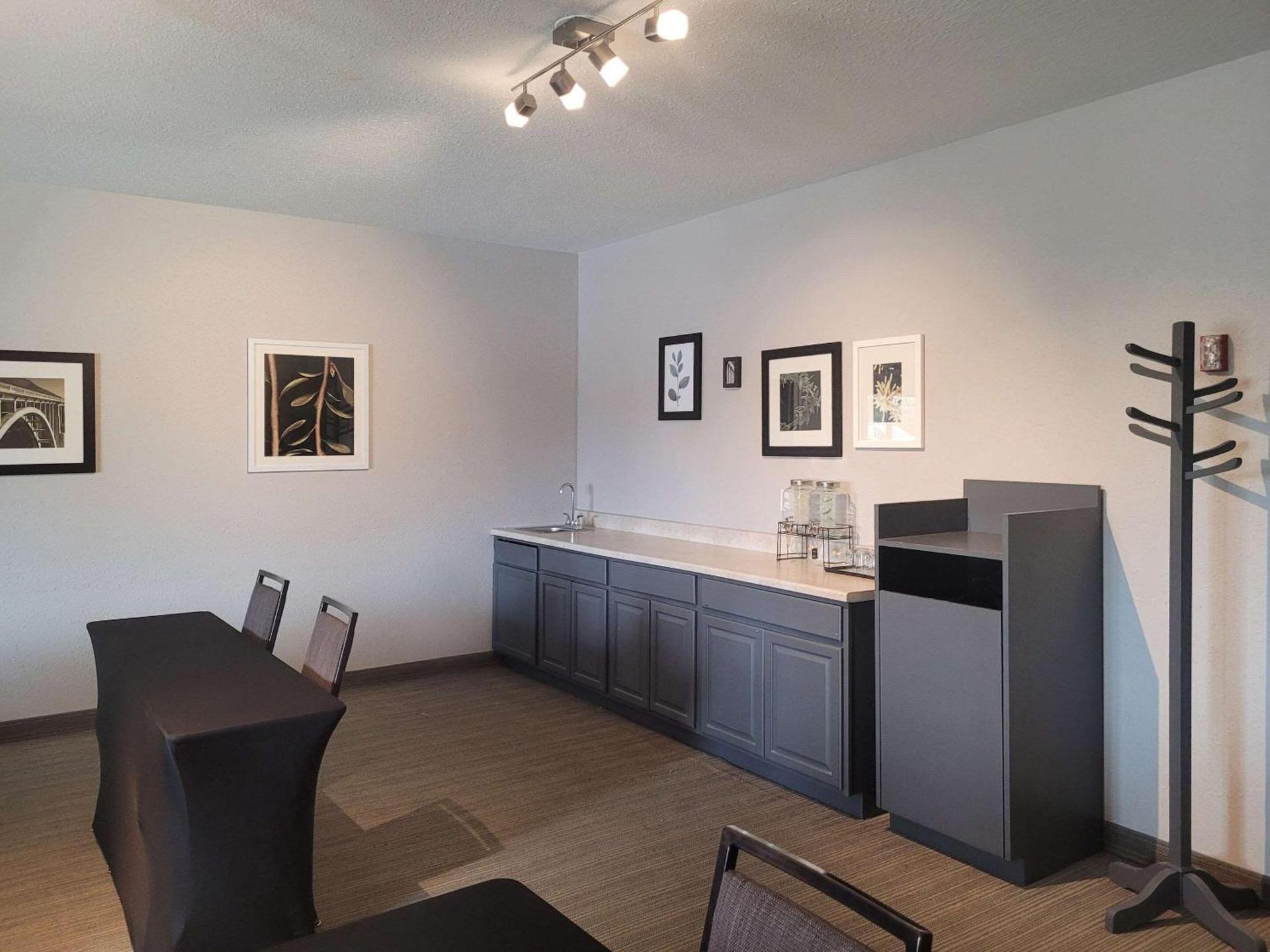 Country Inn & Suites by Radisson, Appleton Airport - Fox River Mall Area photo 13