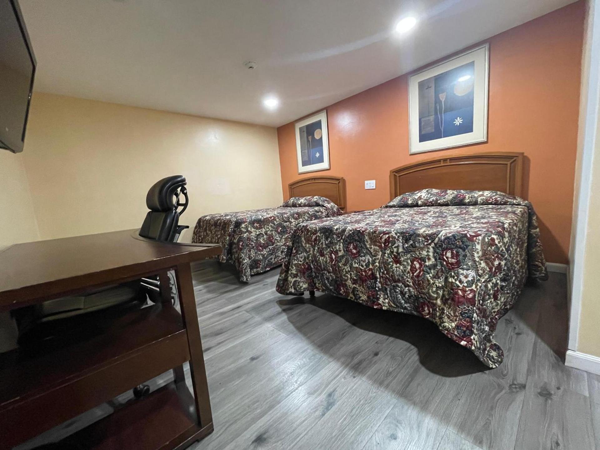 Travelers Motor Lodge photo 24