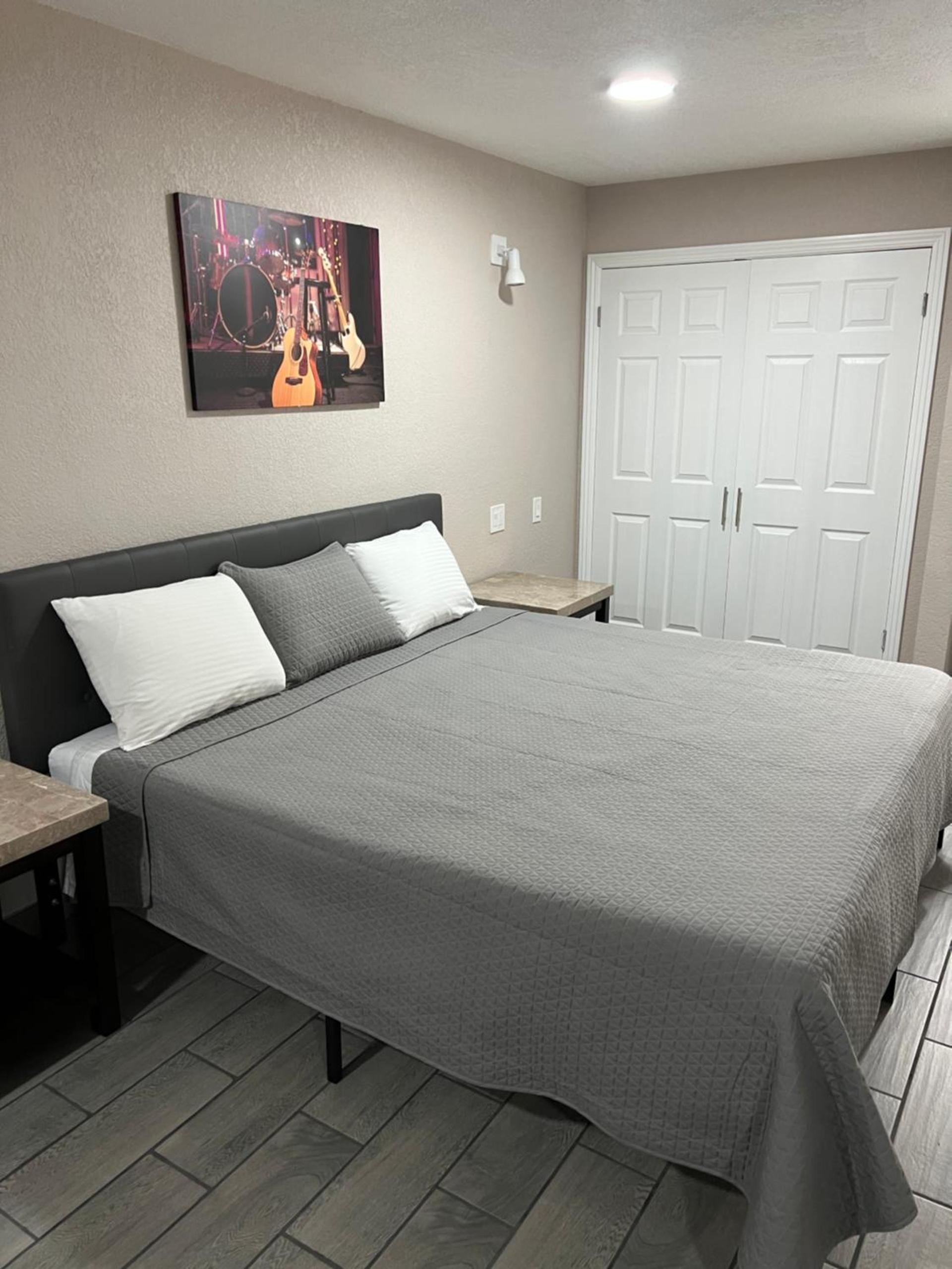 Lone Oak Studio Suites photo 6
