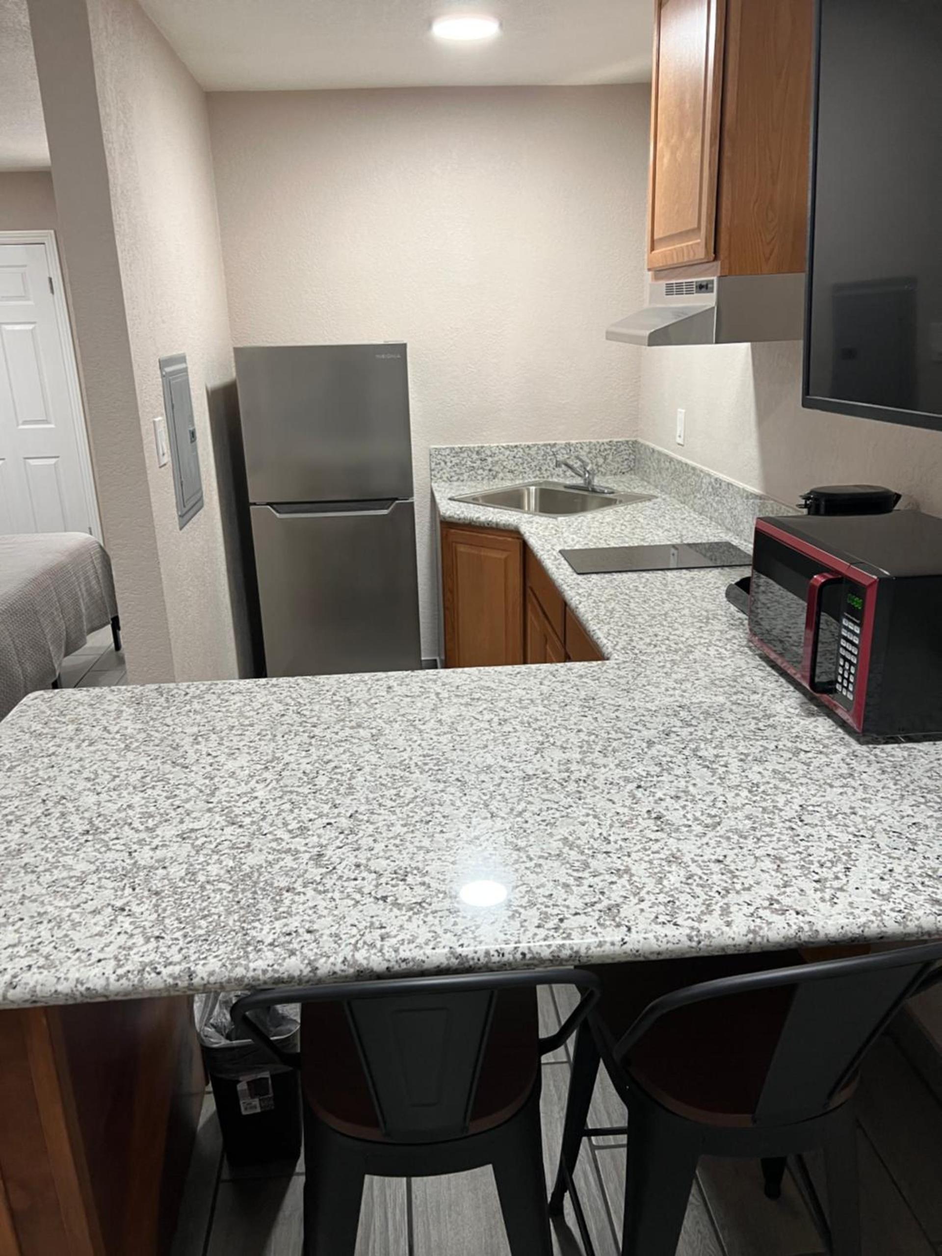 Lone Oak Studio Suites photo 3