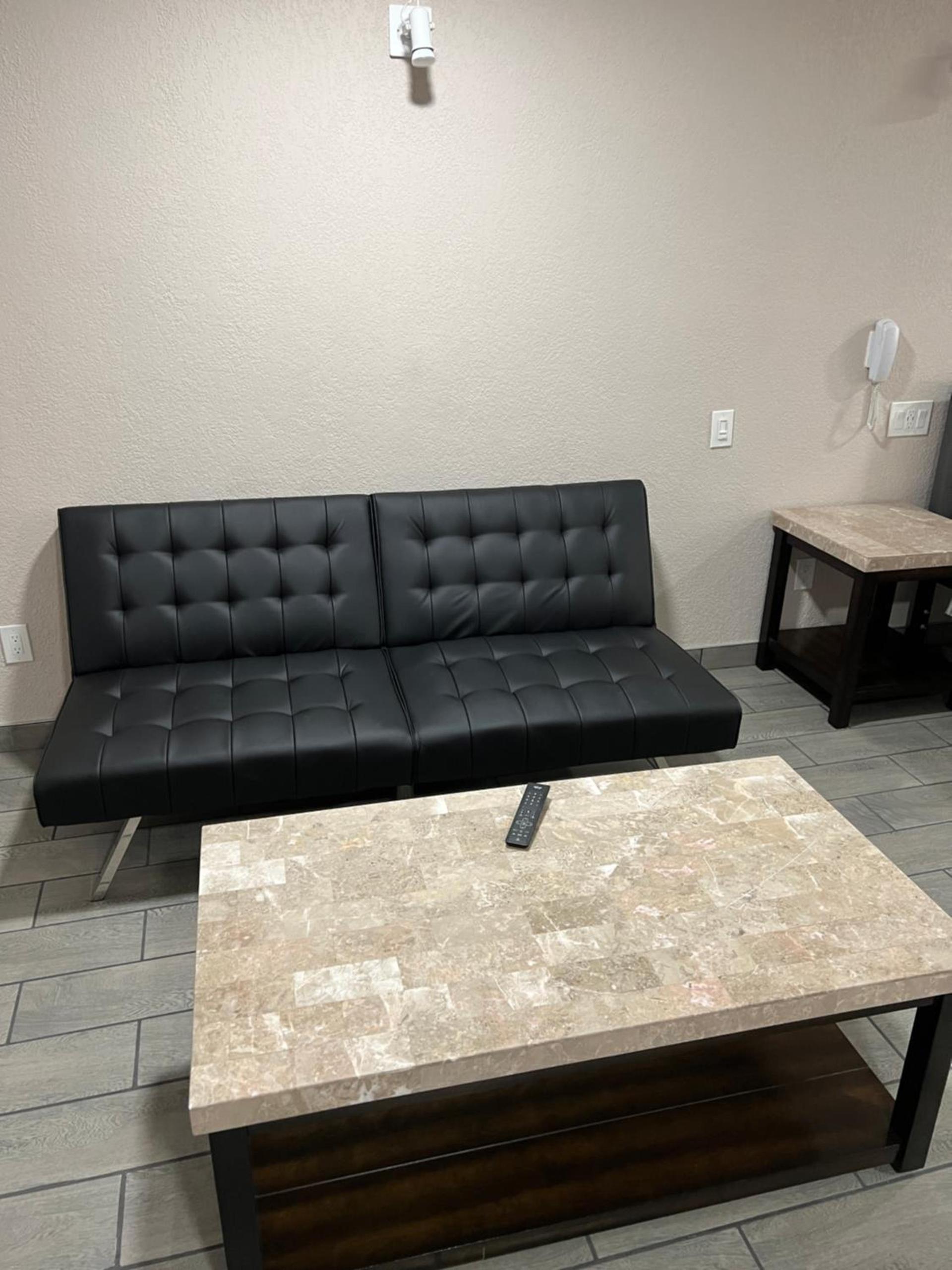 Lone Oak Studio Suites photo 2