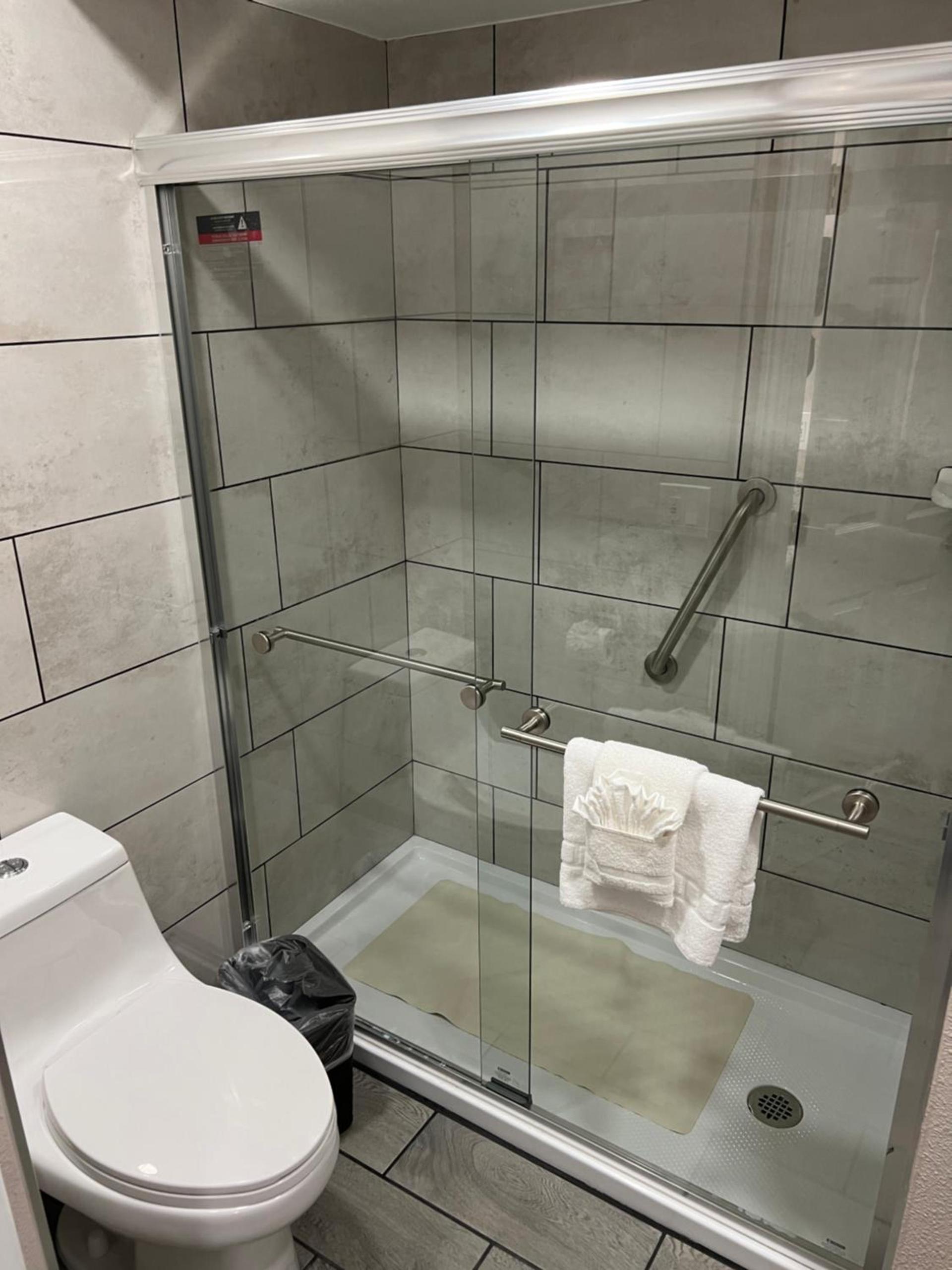 Lone Oak Studio Suites photo 10
