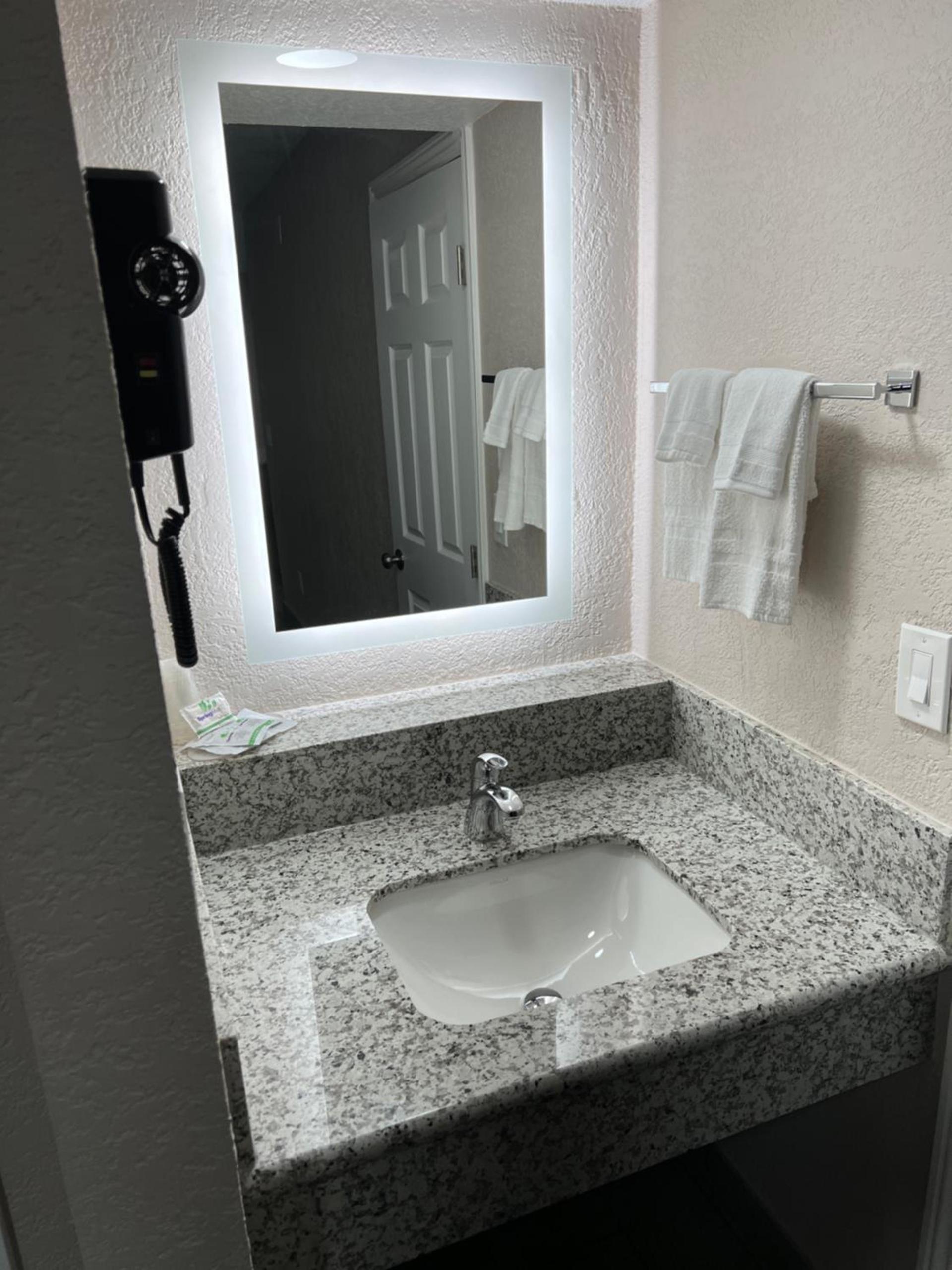 Lone Oak Studio Suites photo 5