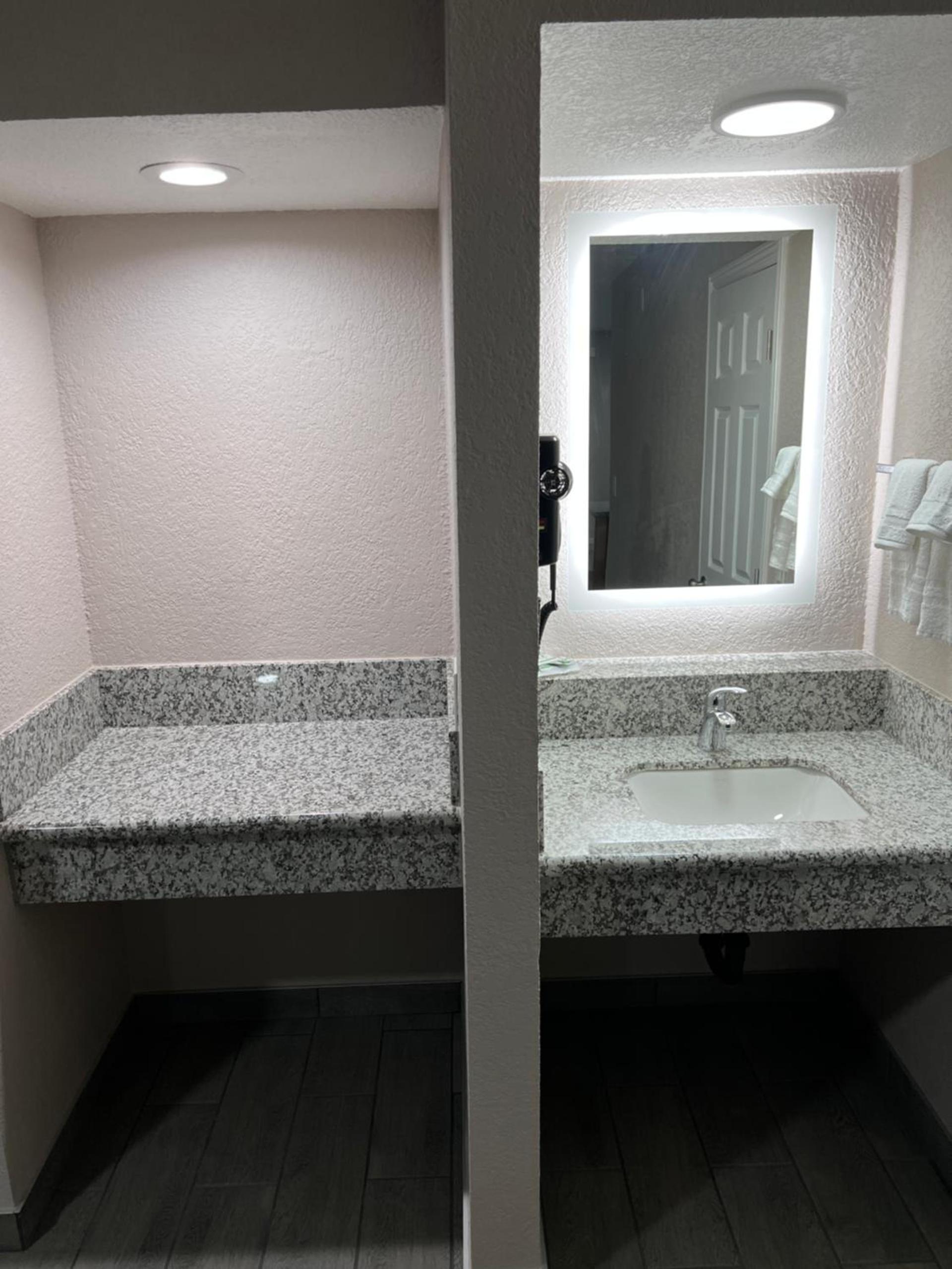 Lone Oak Studio Suites photo 8