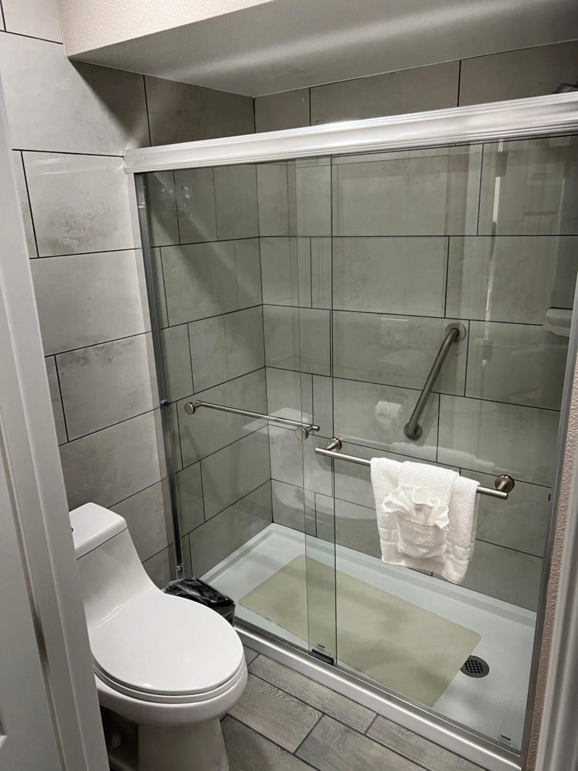 Lone Oak Studio Suites photo 11