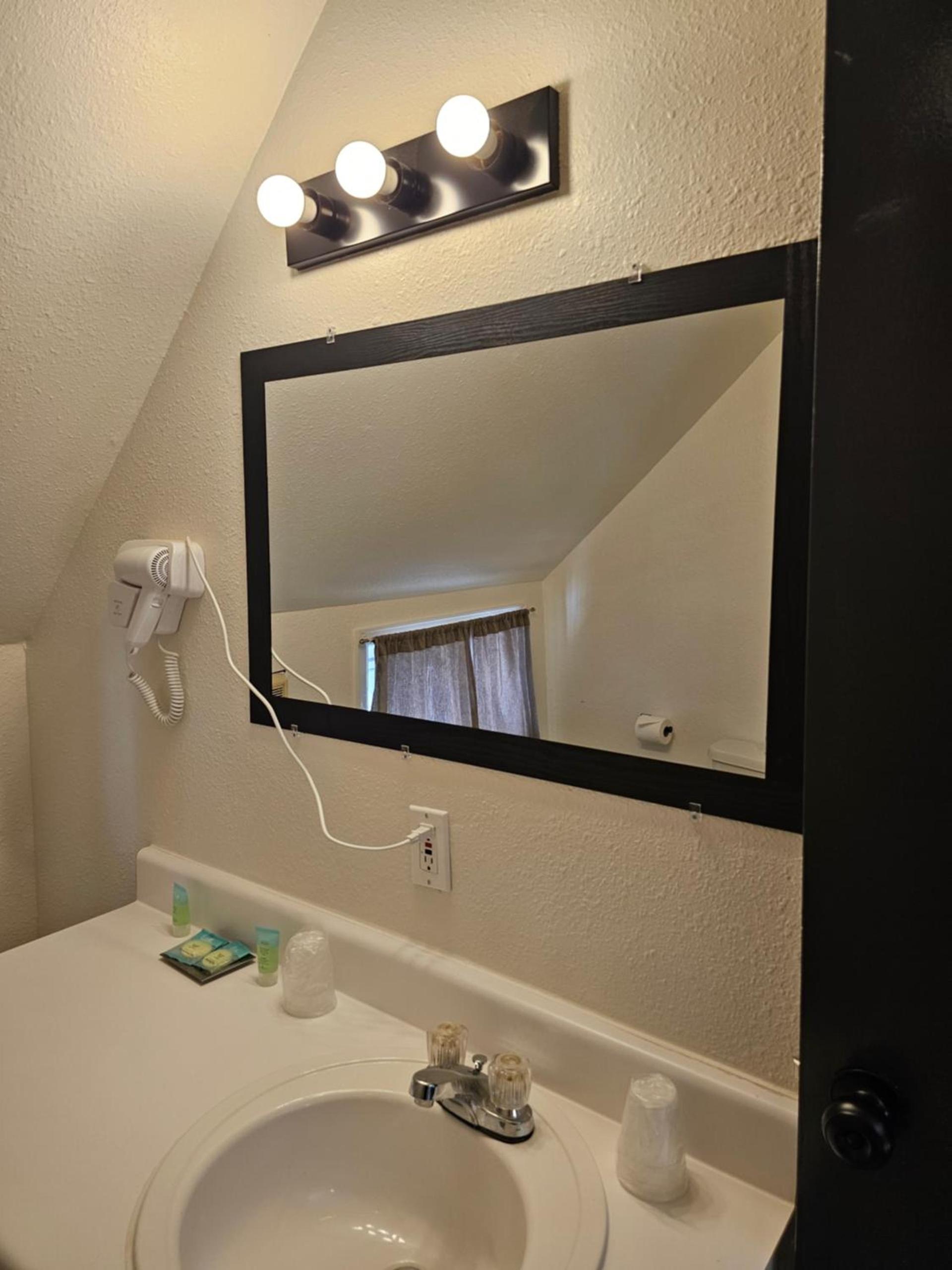 H&H Motor Lodge photo 13