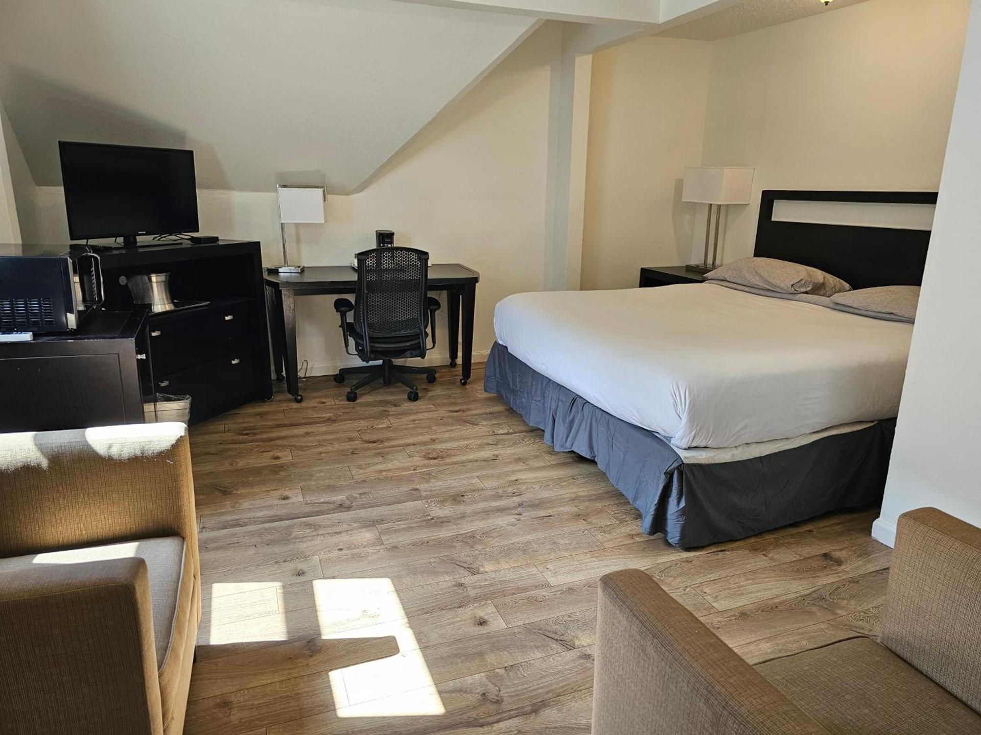 H&H Motor Lodge photo 10