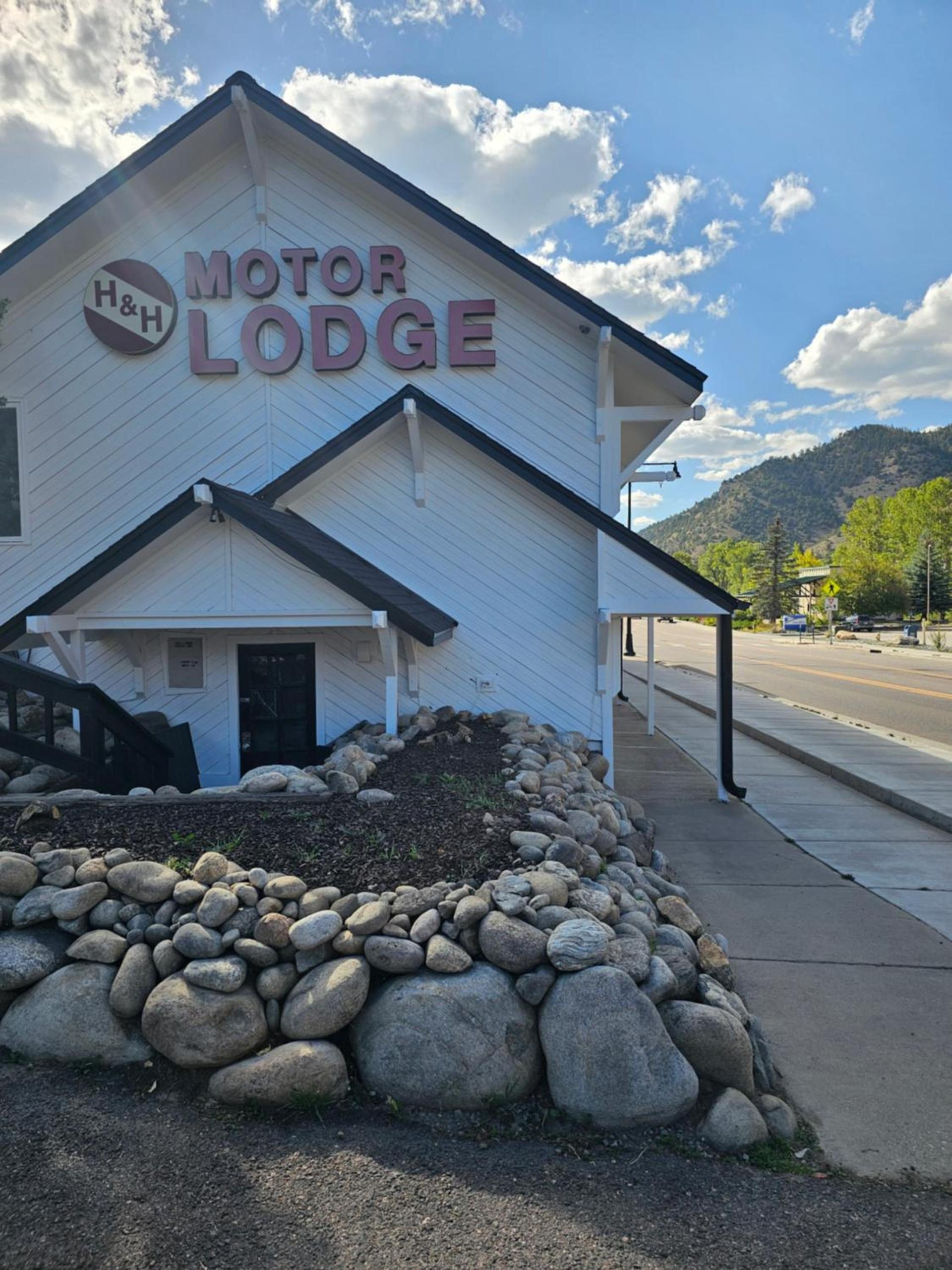 H&H Motor Lodge photo 21