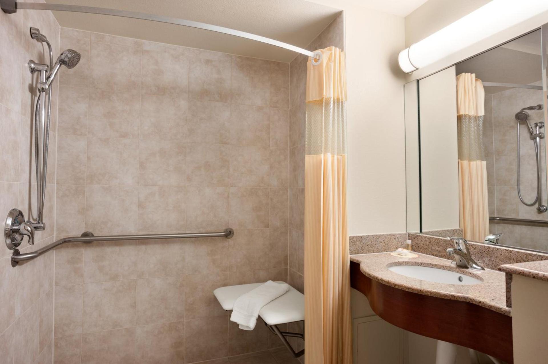 Econo Lodge Woodbridge photo 16