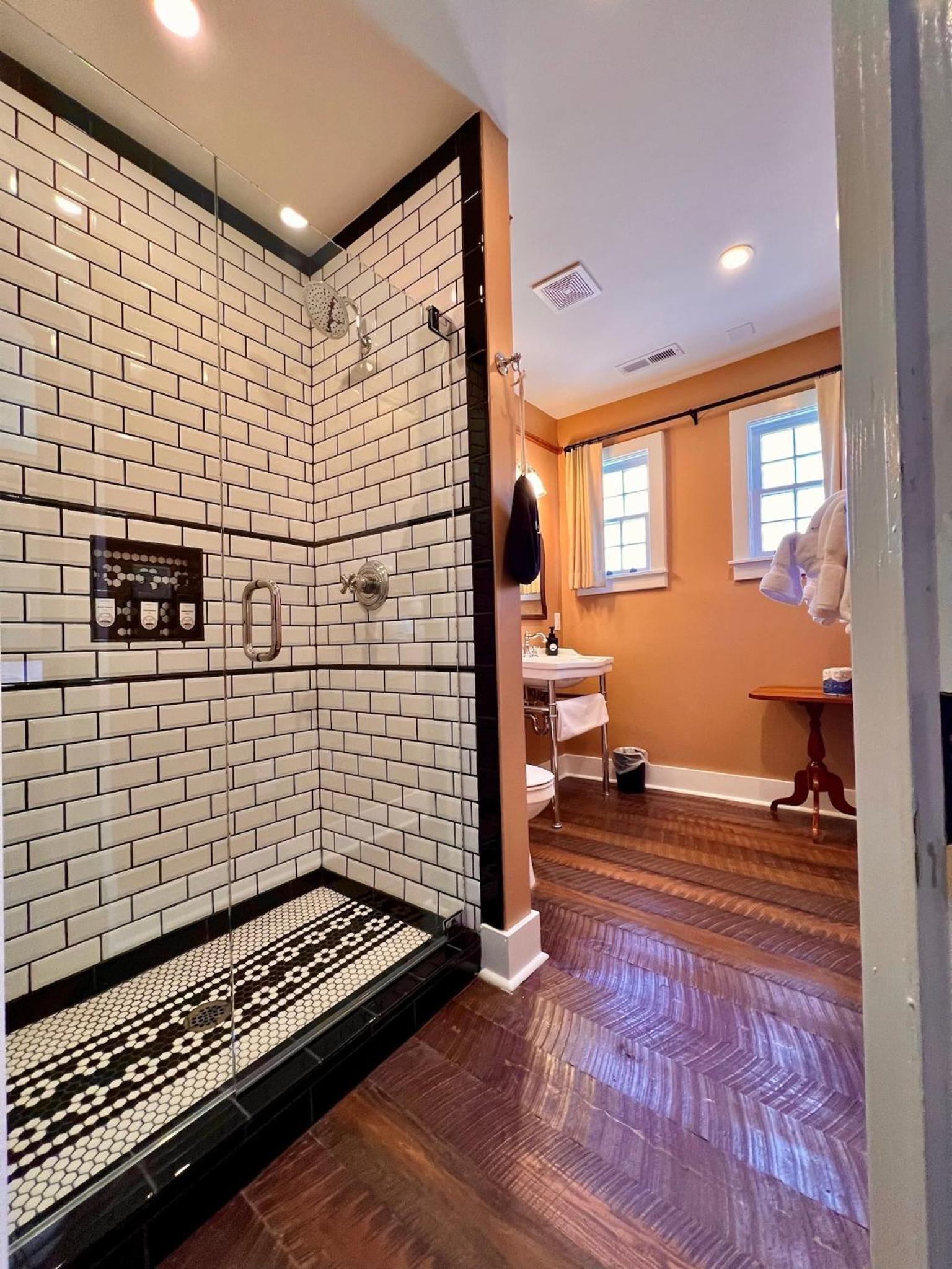 The NuWray Hotel & Carriage House photo 80
