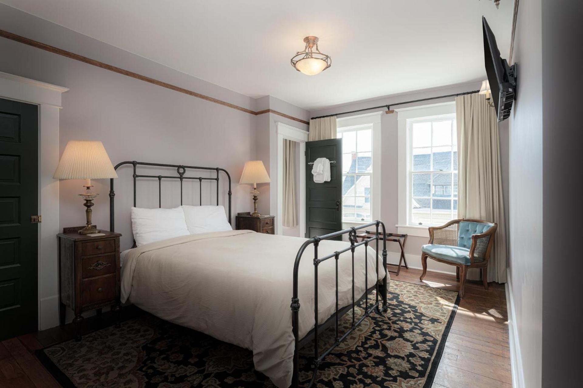 The NuWray Hotel & Carriage House photo 81