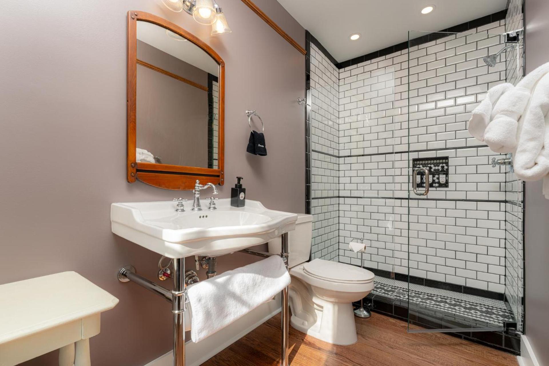 The NuWray Hotel & Carriage House photo 83