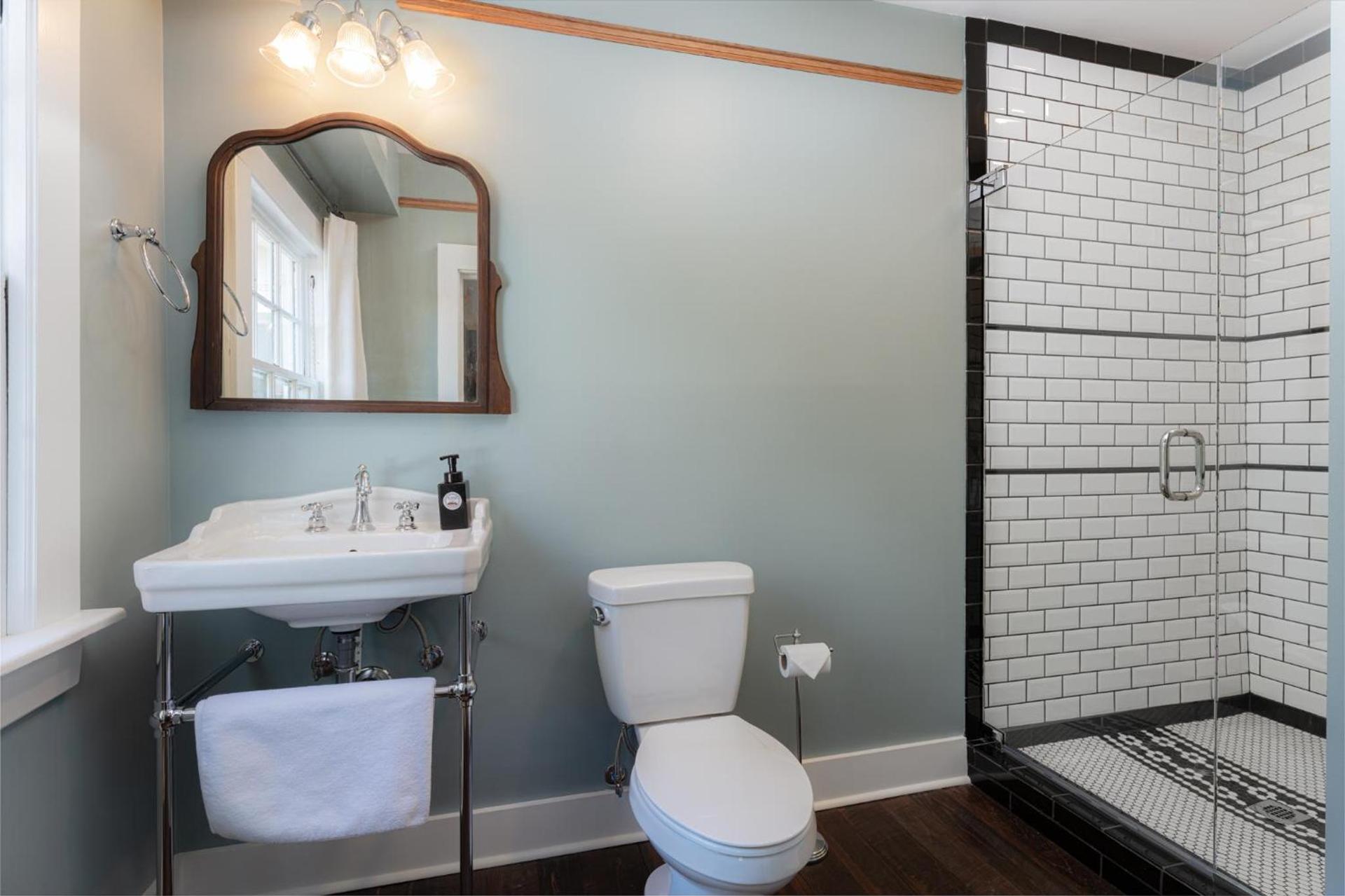 The NuWray Hotel & Carriage House photo 90