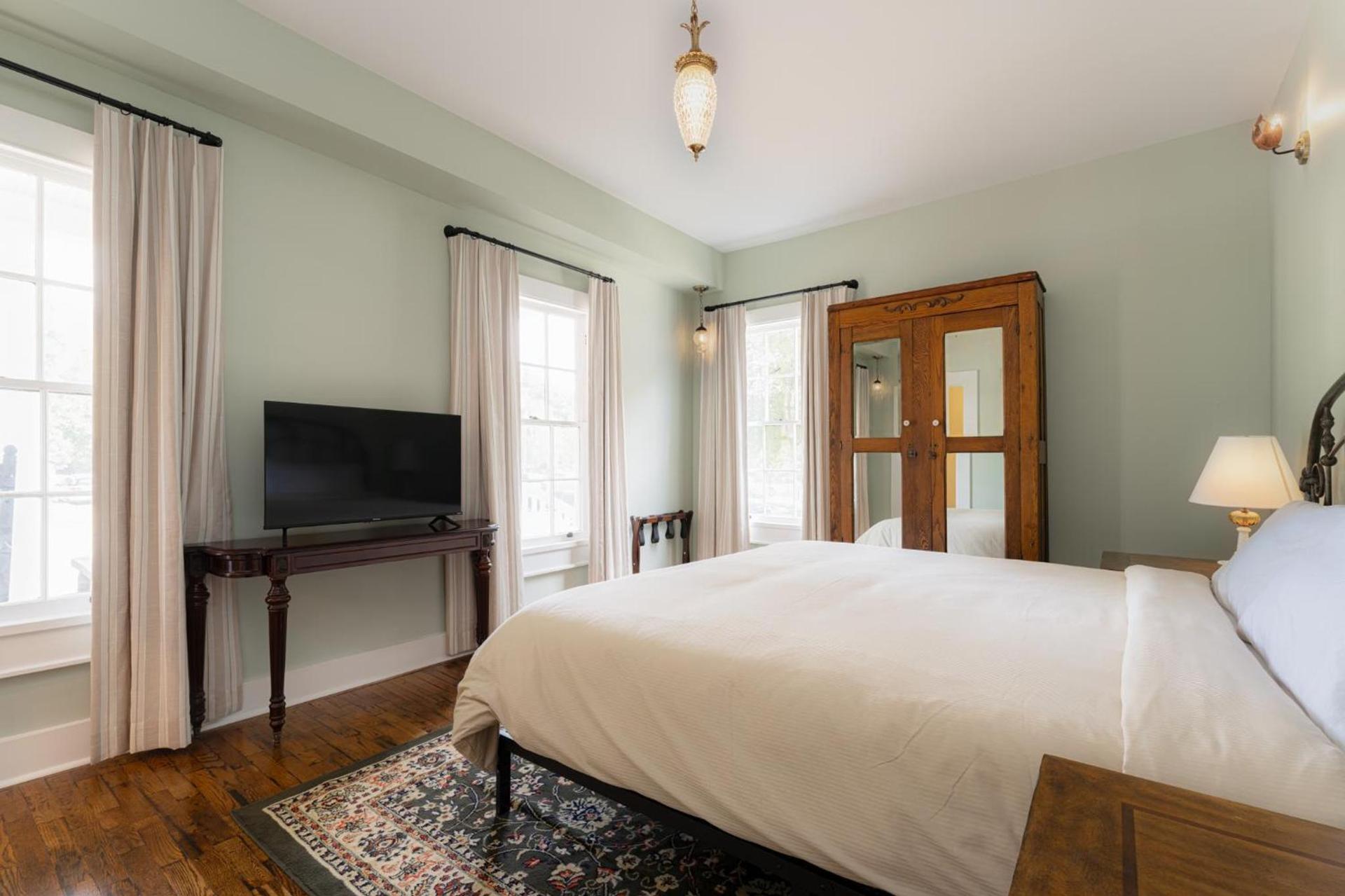The NuWray Hotel & Carriage House photo 53