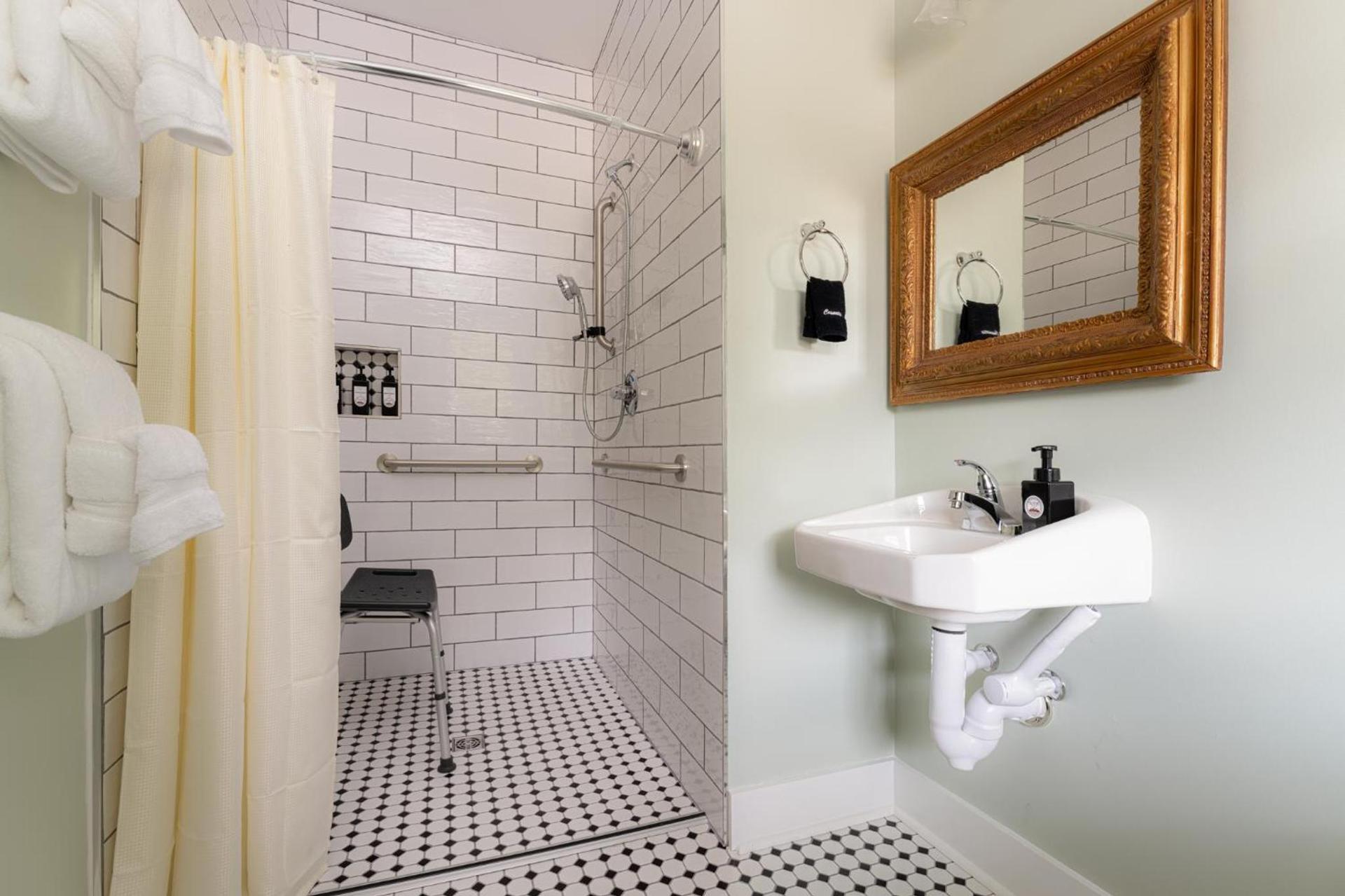 The NuWray Hotel & Carriage House photo 54