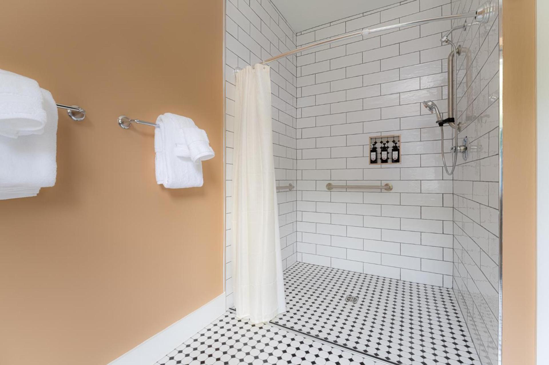The NuWray Hotel & Carriage House photo 93