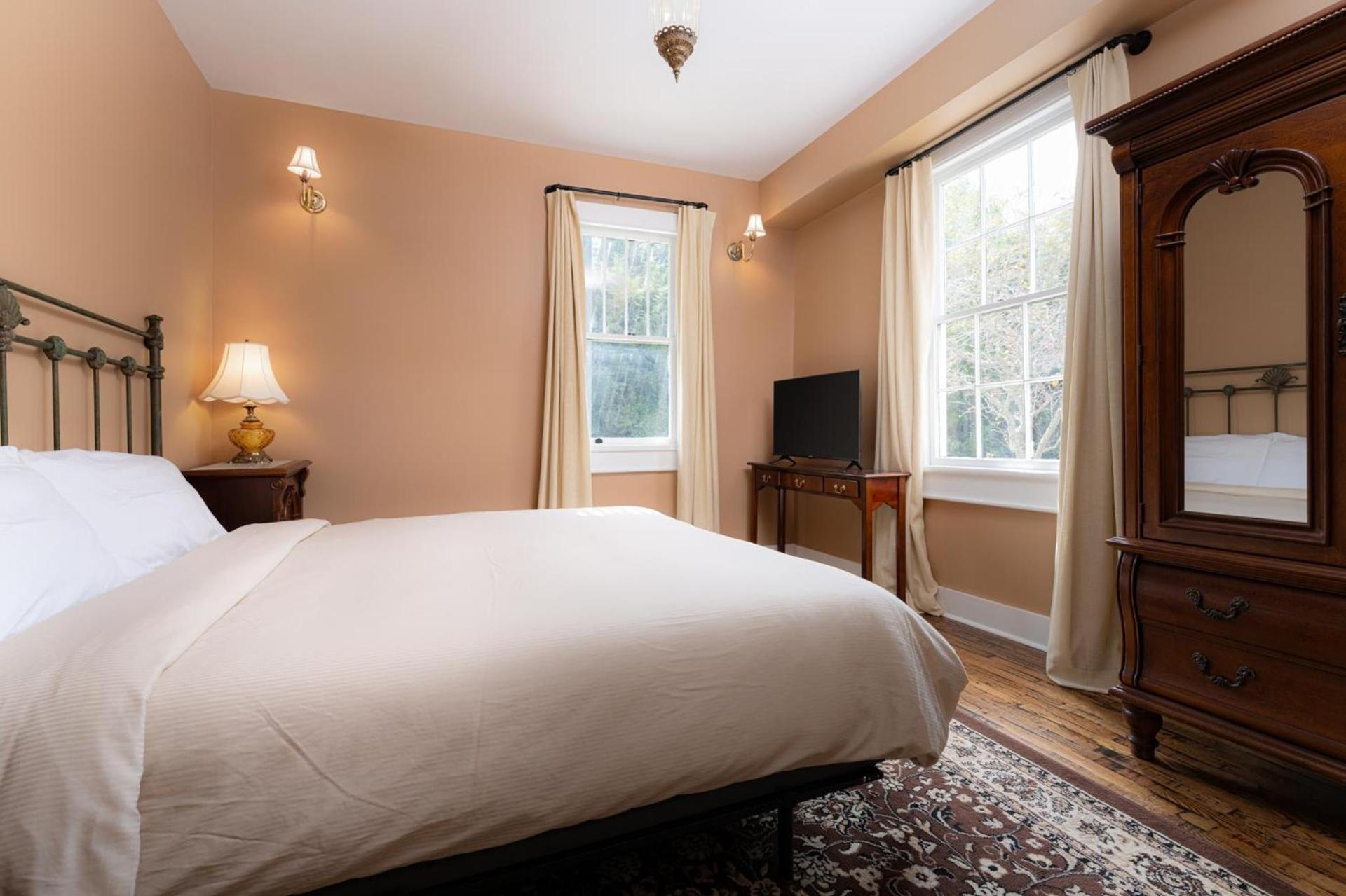 The NuWray Hotel & Carriage House photo 92