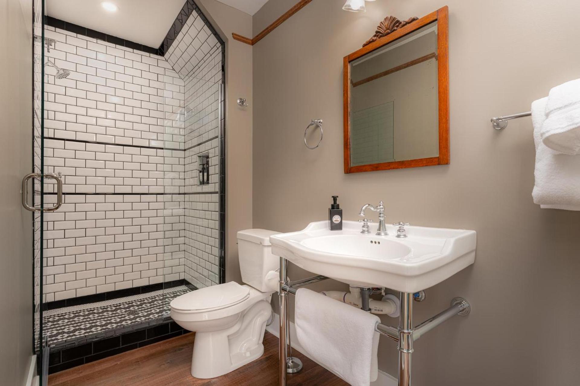 The NuWray Hotel & Carriage House photo 97