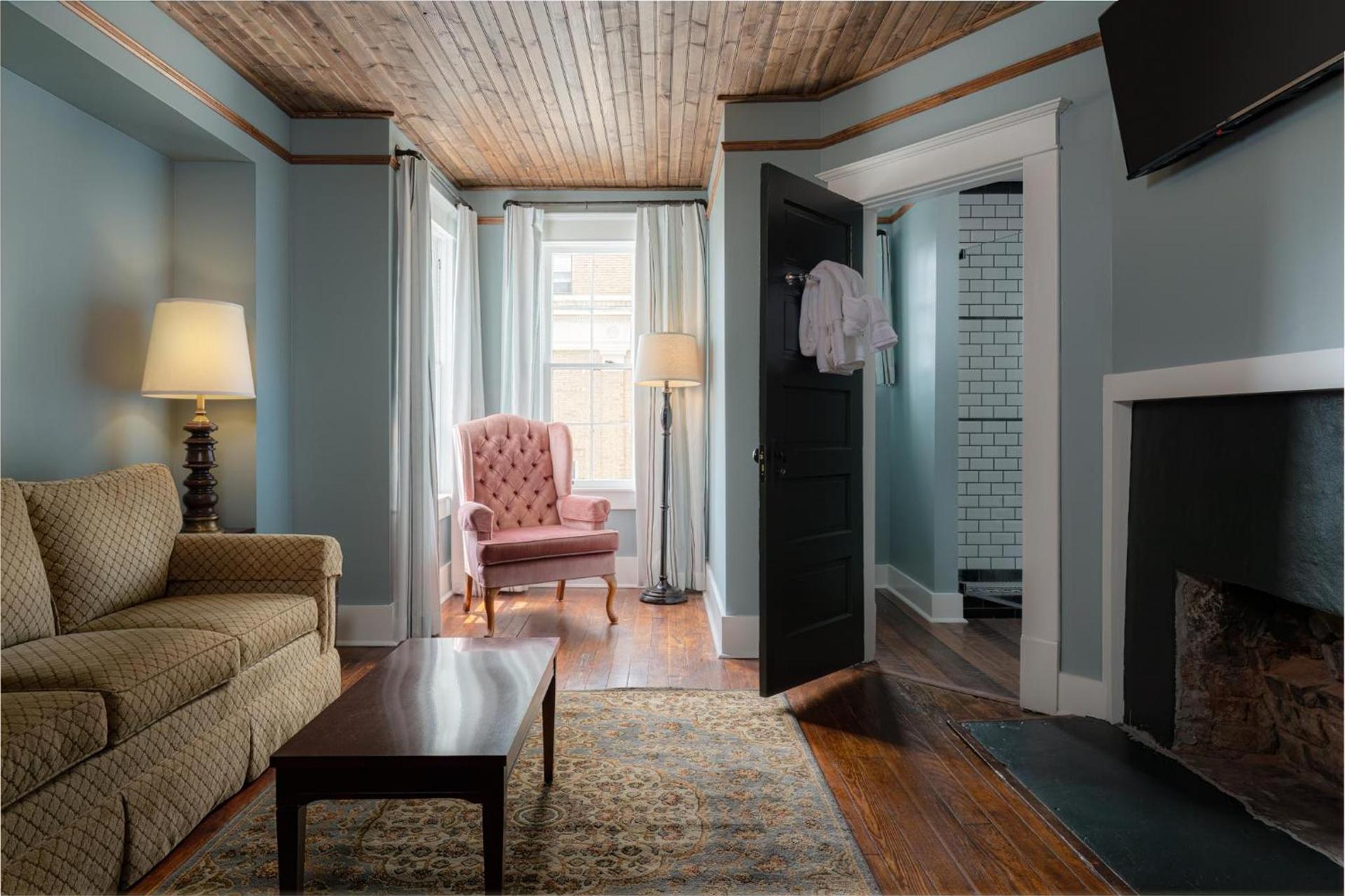 The NuWray Hotel & Carriage House photo 47