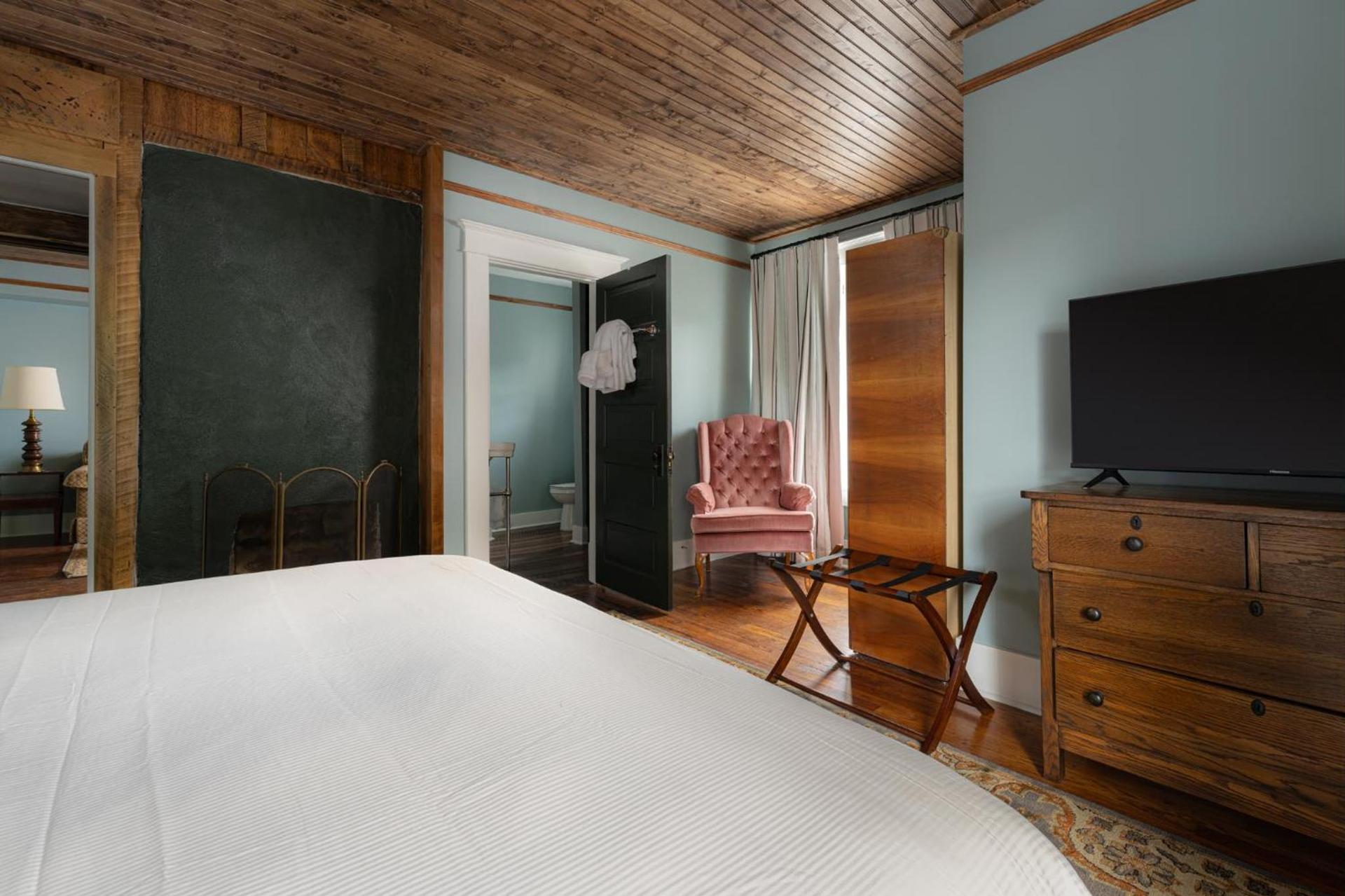 The NuWray Hotel & Carriage House photo 49