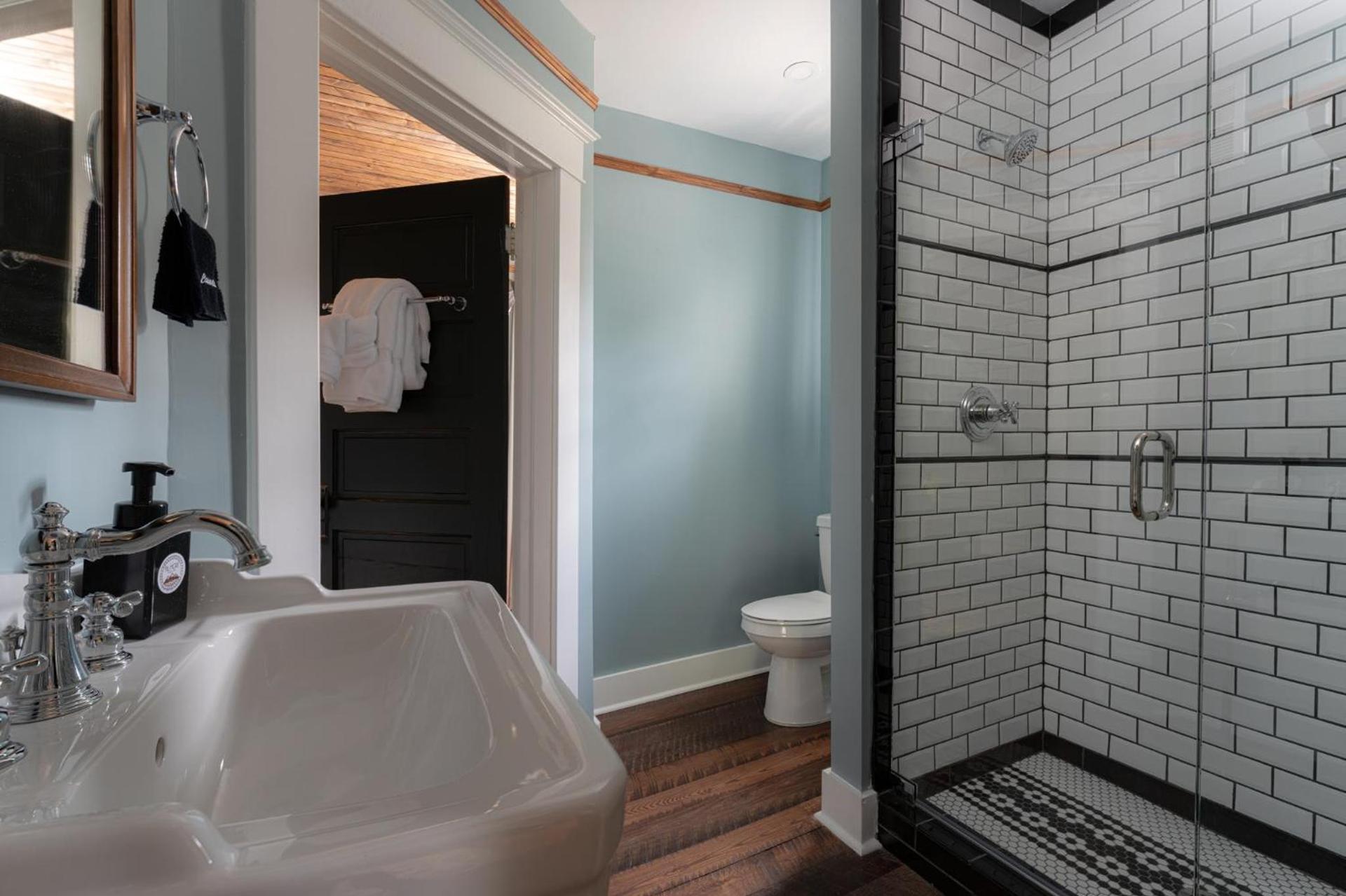 The NuWray Hotel & Carriage House photo 51