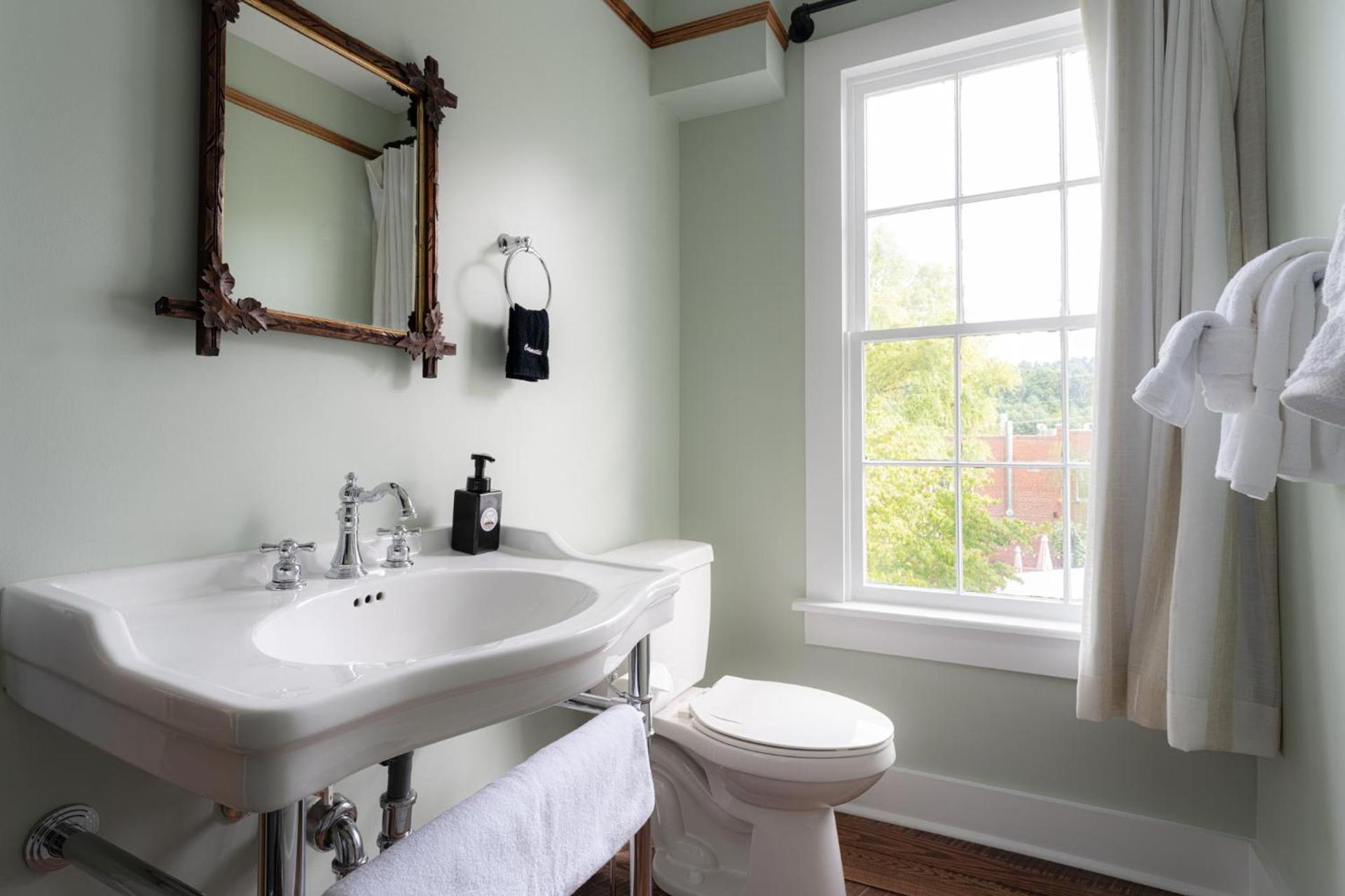 The NuWray Hotel & Carriage House photo 42