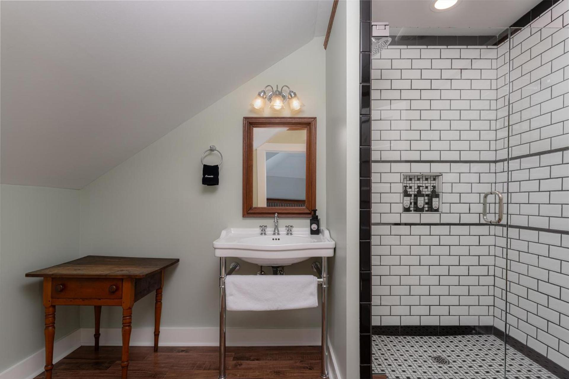 The NuWray Hotel & Carriage House photo 32
