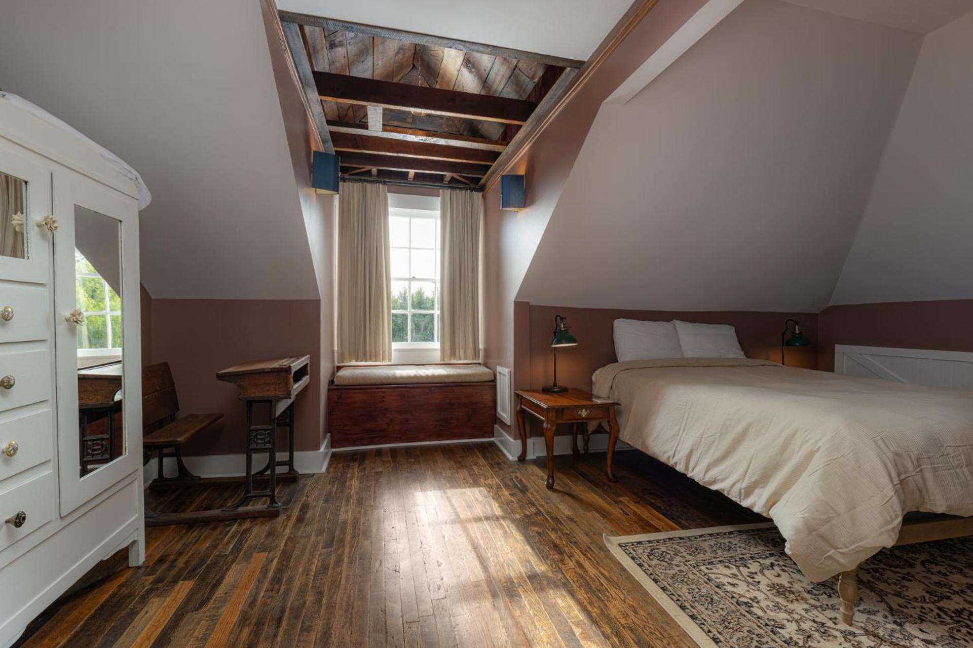 The NuWray Hotel & Carriage House photo 23
