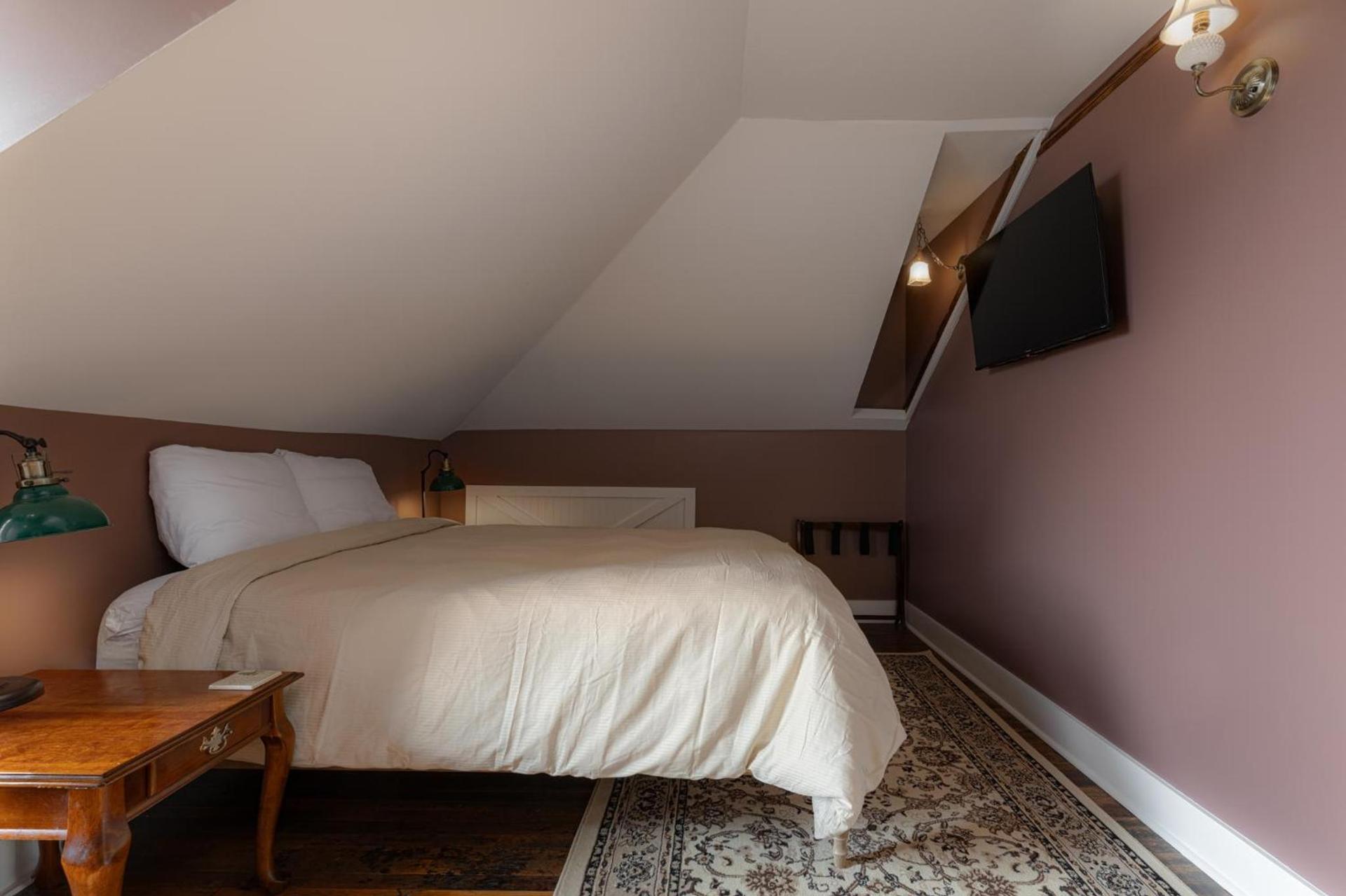 The NuWray Hotel & Carriage House photo 25