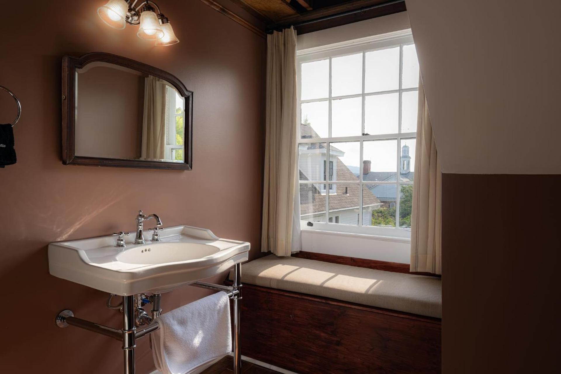 The NuWray Hotel & Carriage House photo 27