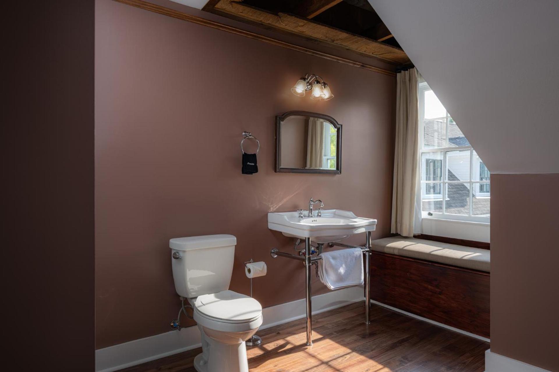 The NuWray Hotel & Carriage House photo 28