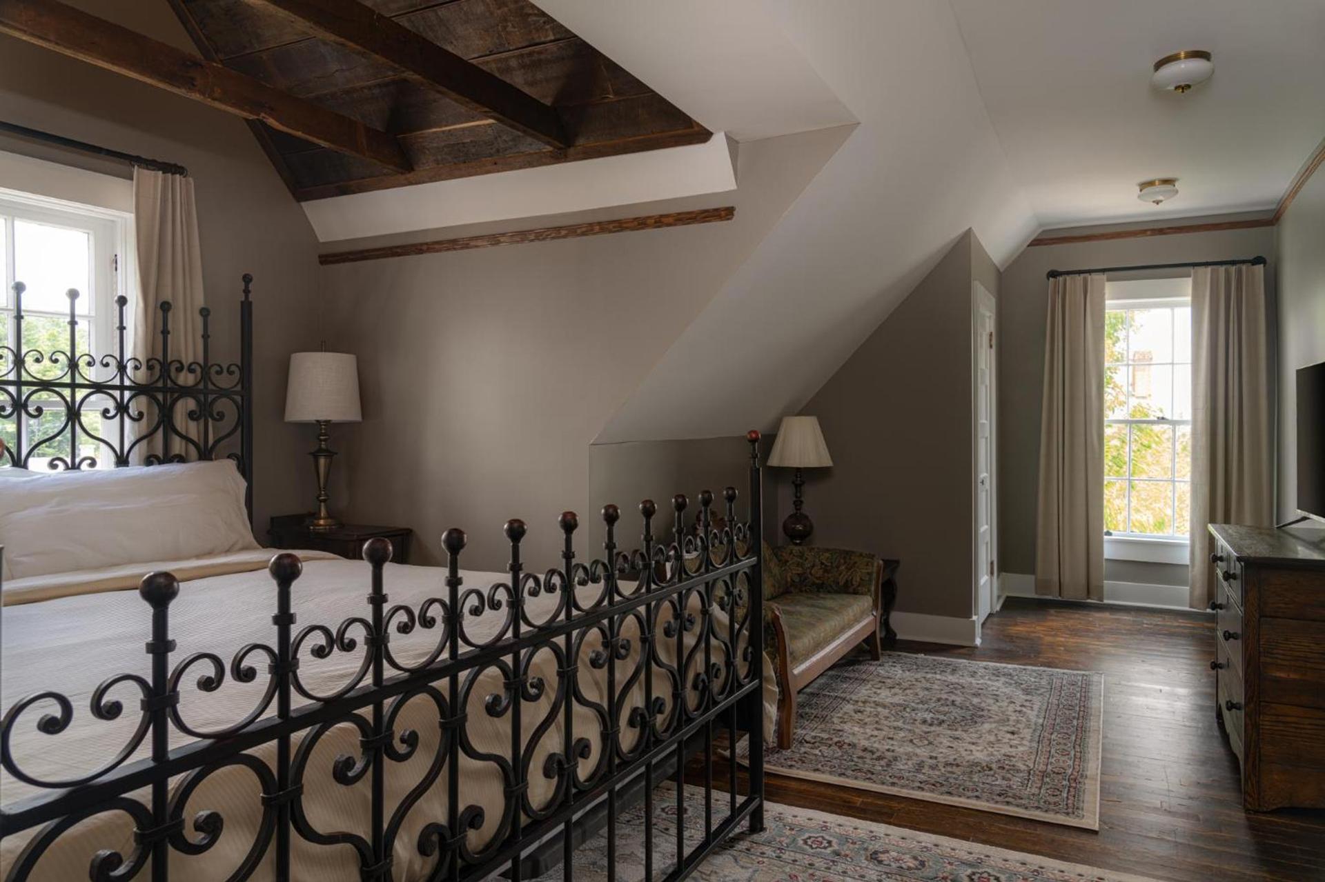 The NuWray Hotel & Carriage House photo 10