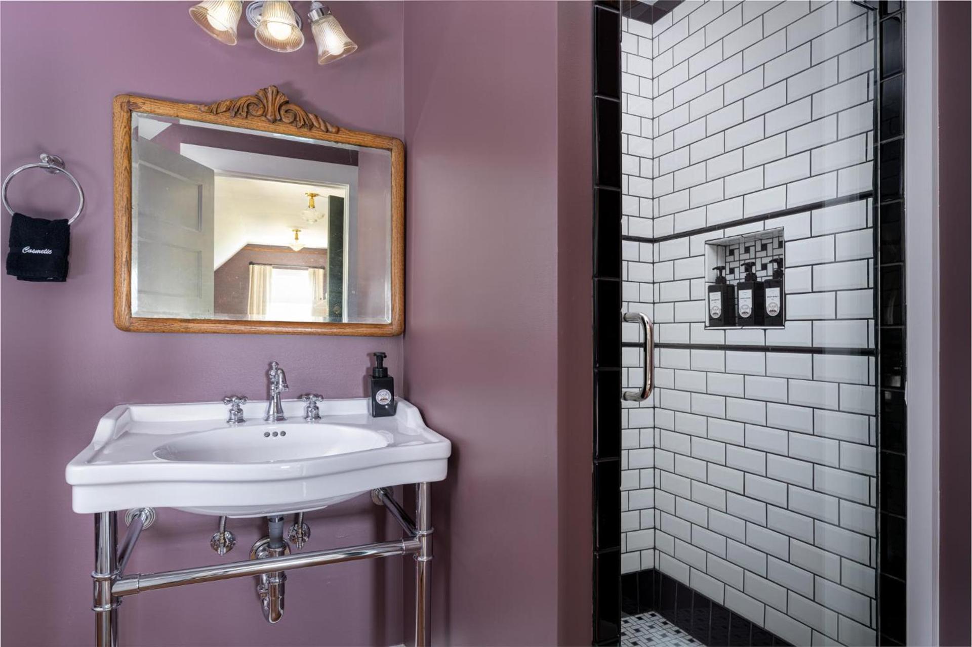 The NuWray Hotel & Carriage House photo 9
