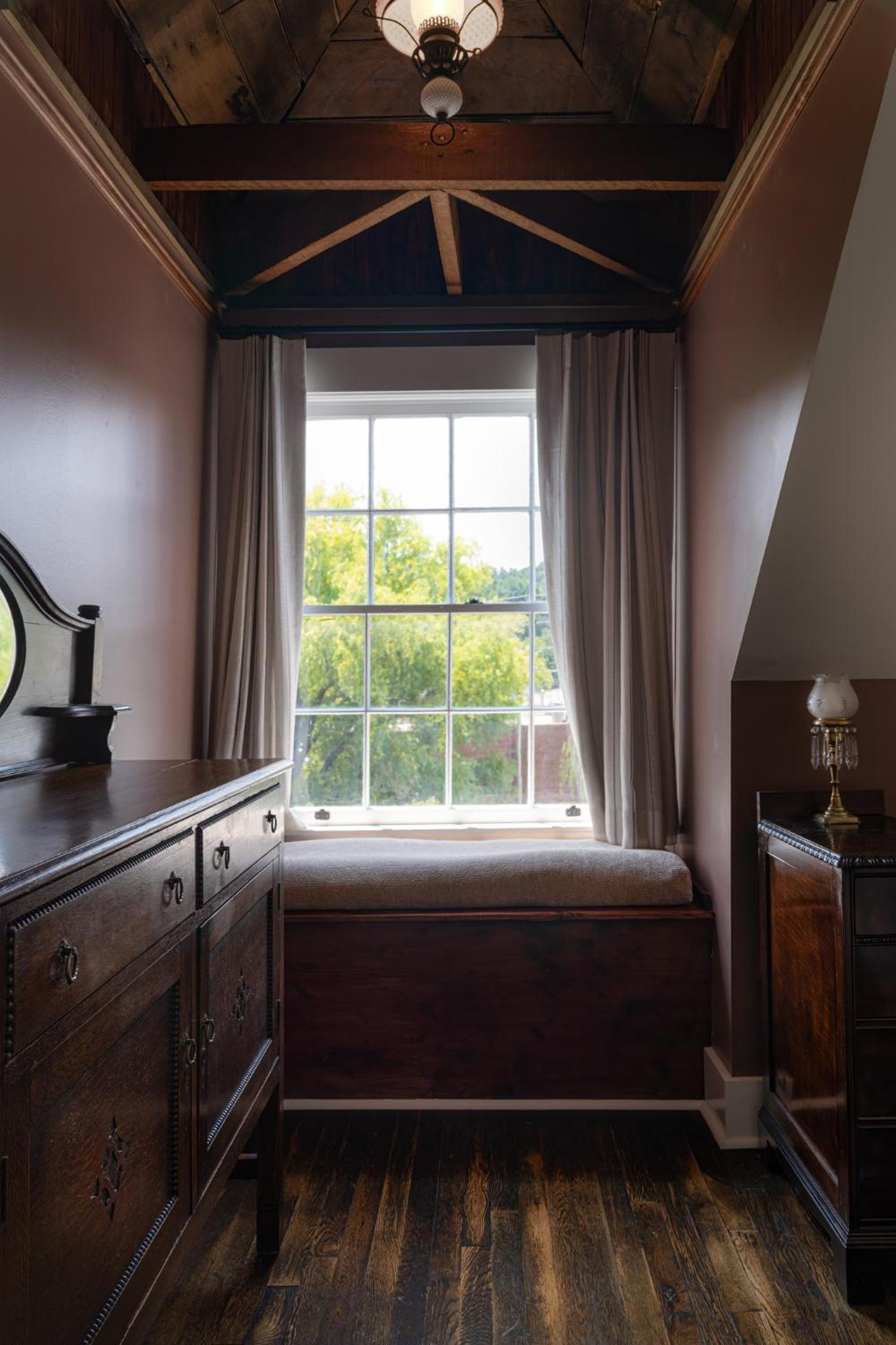 The NuWray Hotel & Carriage House photo 2
